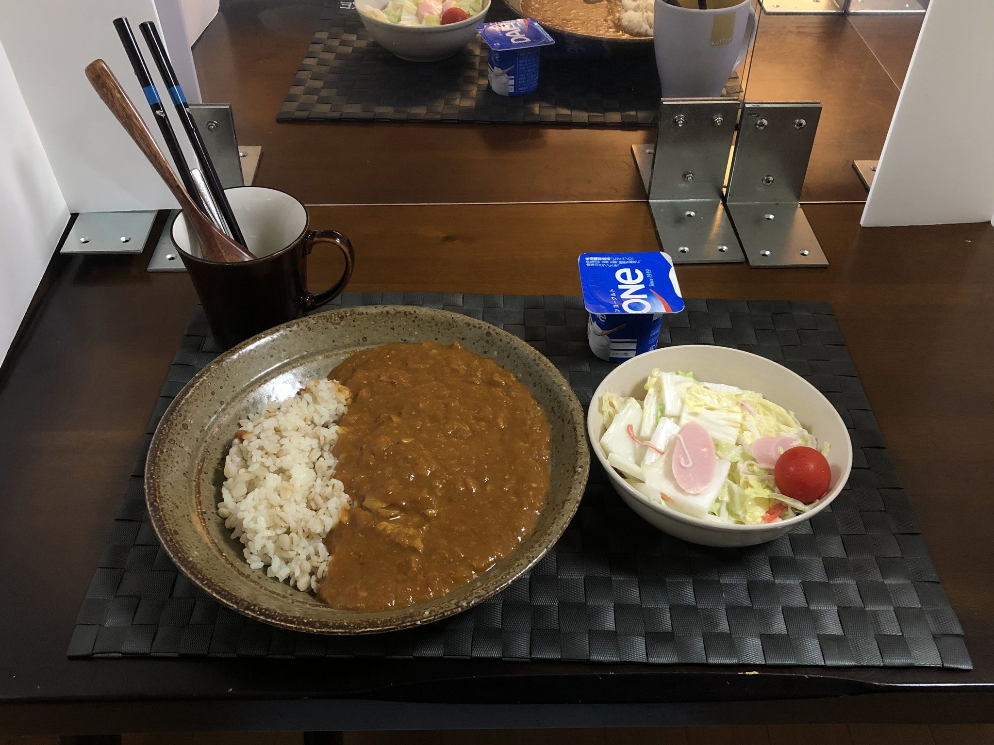 9月14日月曜日、Ohana朝食「バターチキンカレーライス、サラダ（白菜、ソーセージ、プチトマト）、ヨーグルト」