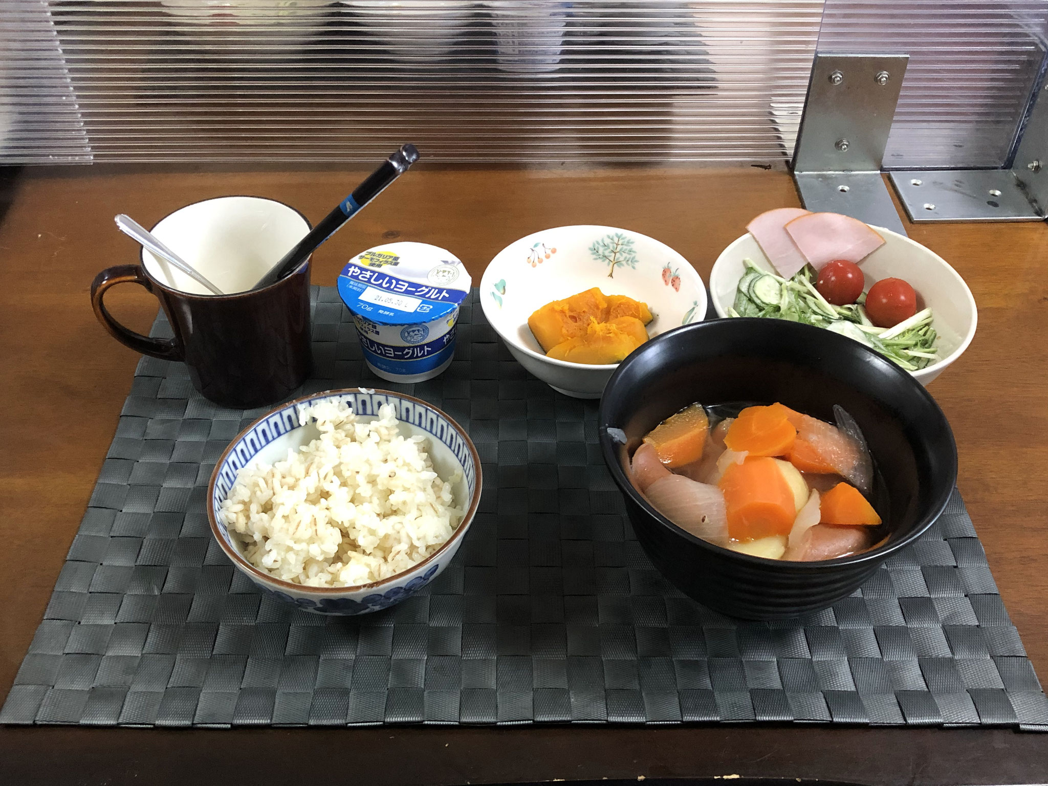 5月17日月曜日、Ohana朝食「ポトフ、サラダ（水菜、きゅうり、ハム、プチマト）、かぼちゃの甘煮、ヨーグルト」