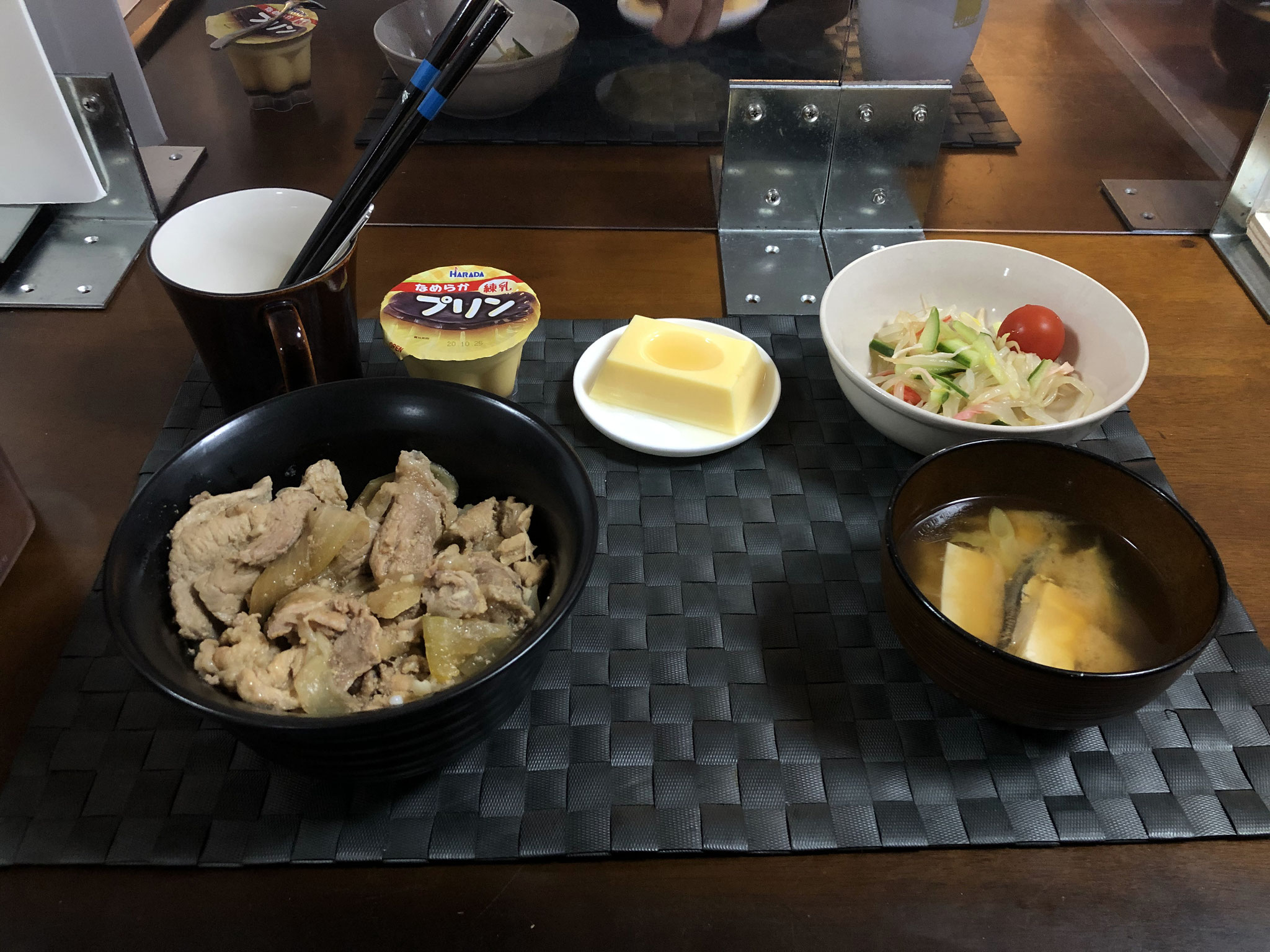 10月11日日曜日、Ohana夕食「豚丼、もやしとカンタン酢サラダ（きゅうり、プチトマト）、みそ汁（ねぎ、豆腐）、玉子とうふ、プリン」