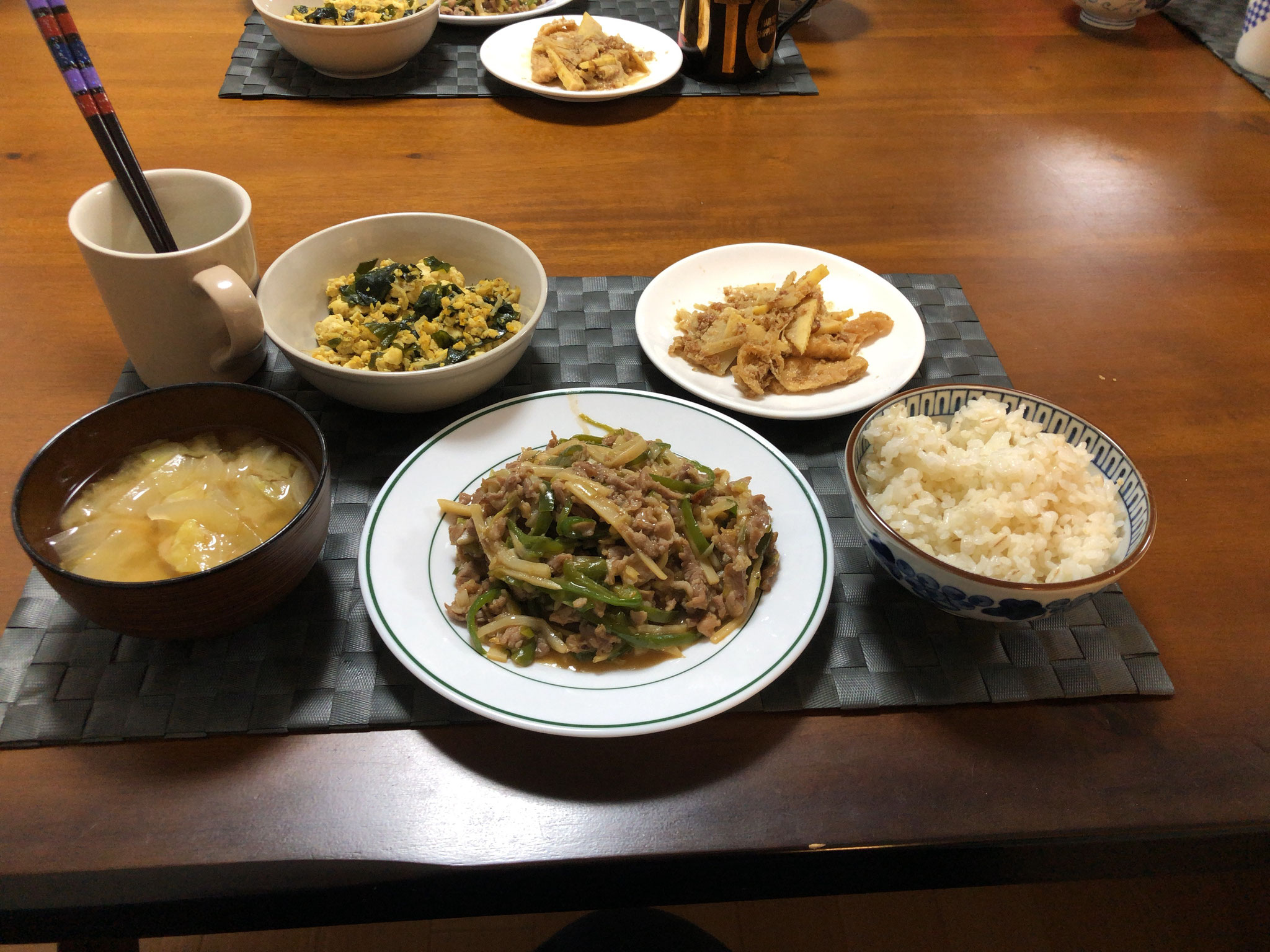 4月15日水曜日、Ohana夕食「チンジャオロース、たけのこと油揚げの胡麻和え、豆腐とワカメのジャコ炒め、みそ汁（玉ねぎ、キャベツ）」