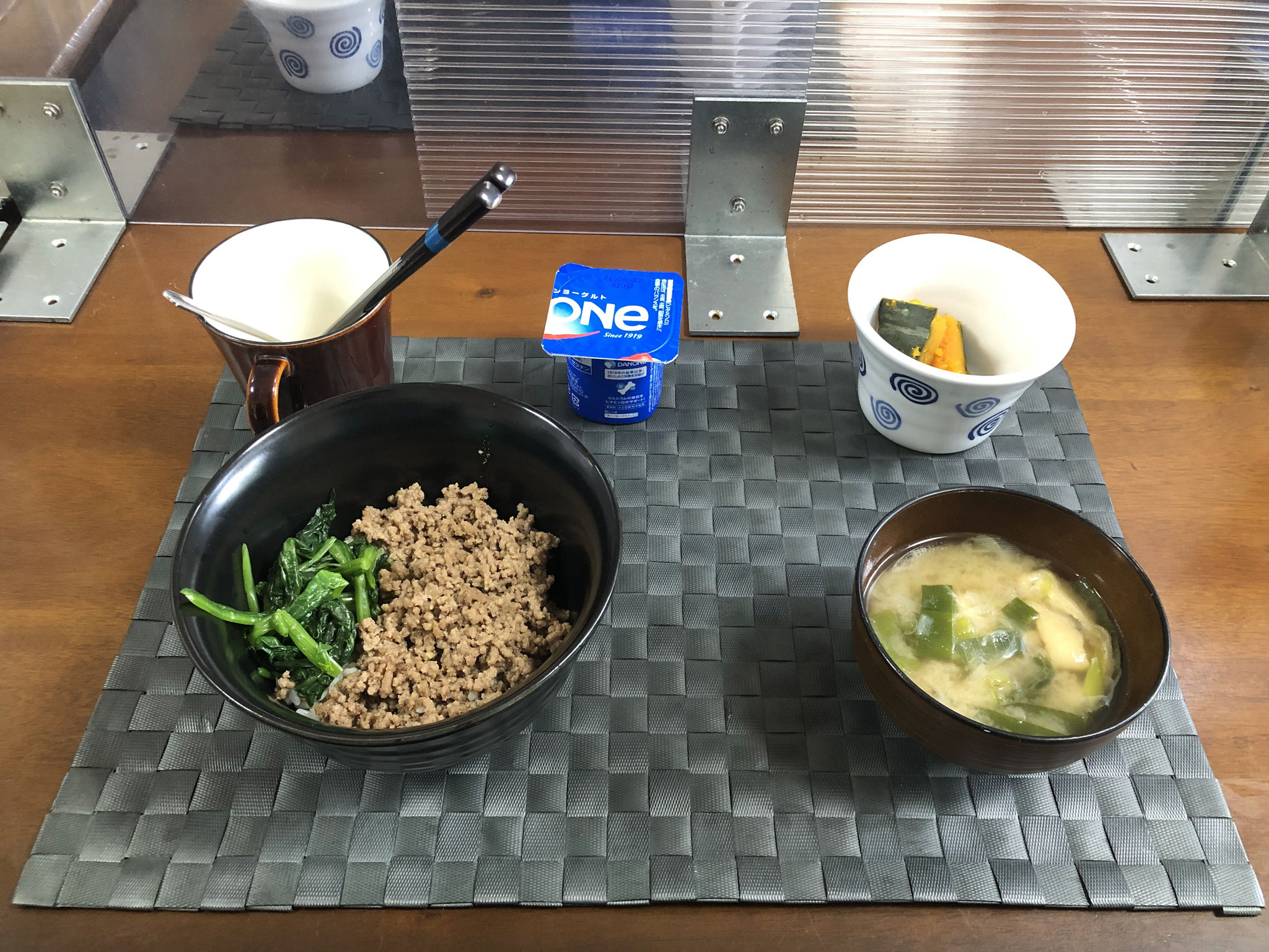 6月7日月曜日、Ohana朝食「ほうれん草とそぼろの二色丼、みそ汁（油揚げ、ねぎ）、カボチャの煮物、ヨーグルト」