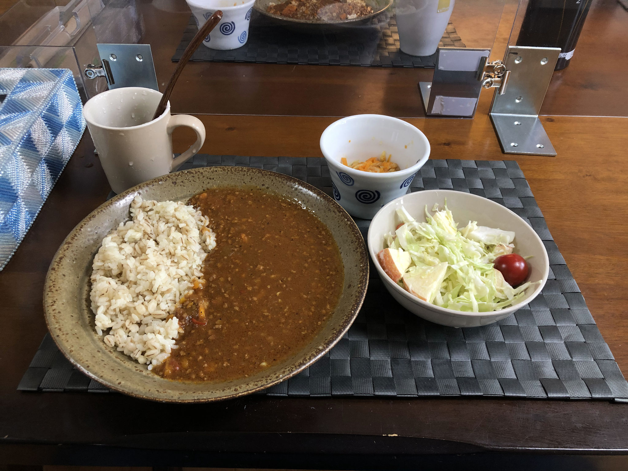 6月15日月曜日、Ohana朝食「キーマカレー、サラダ（キャベツ、リンゴ、プチトマト）、切り干し大根」