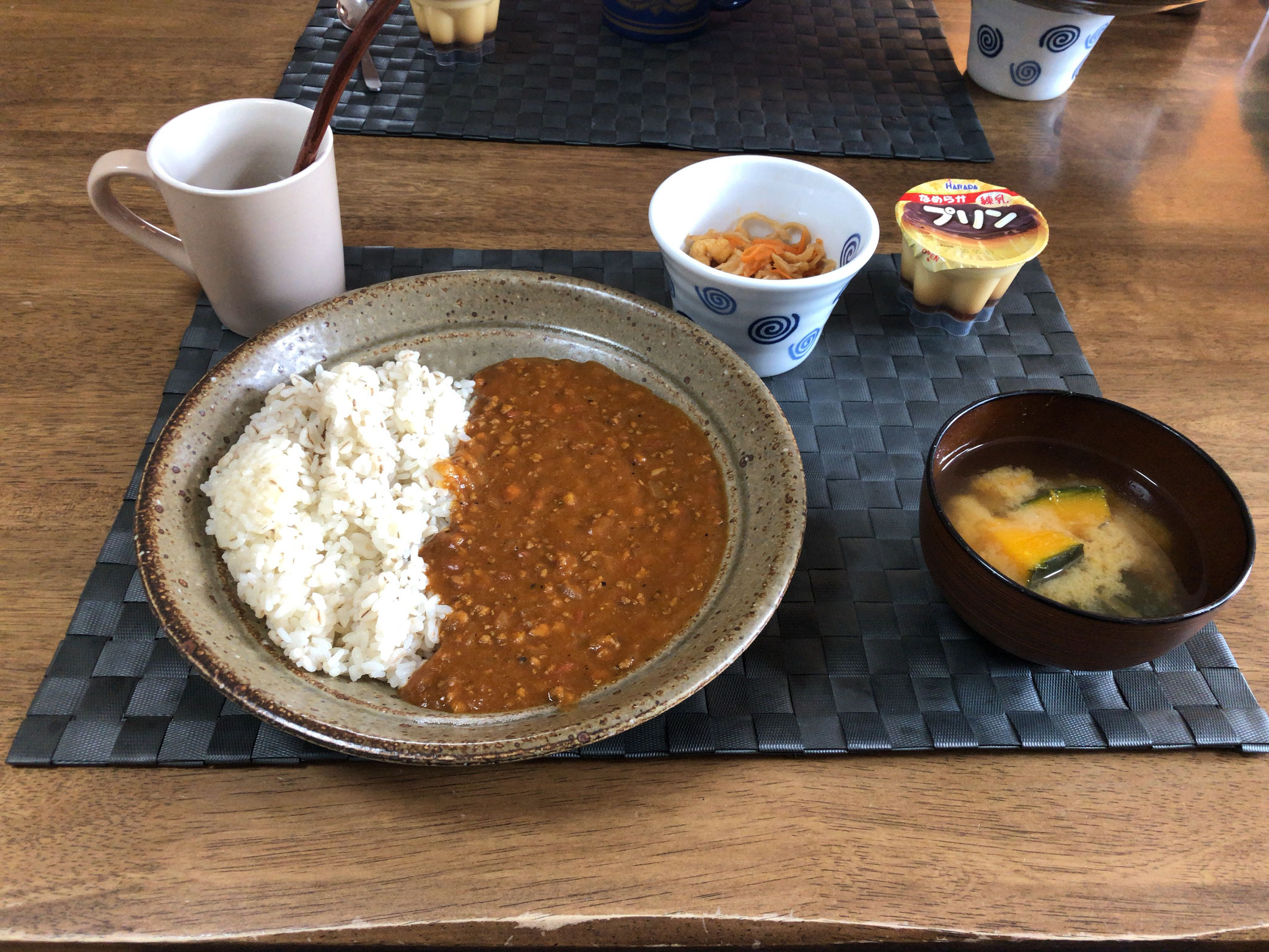 5月9日土曜日、Ohana朝食「キーマカレー、切り干し大根、みそ汁（かぼちゃ、にんじん）、プリン」