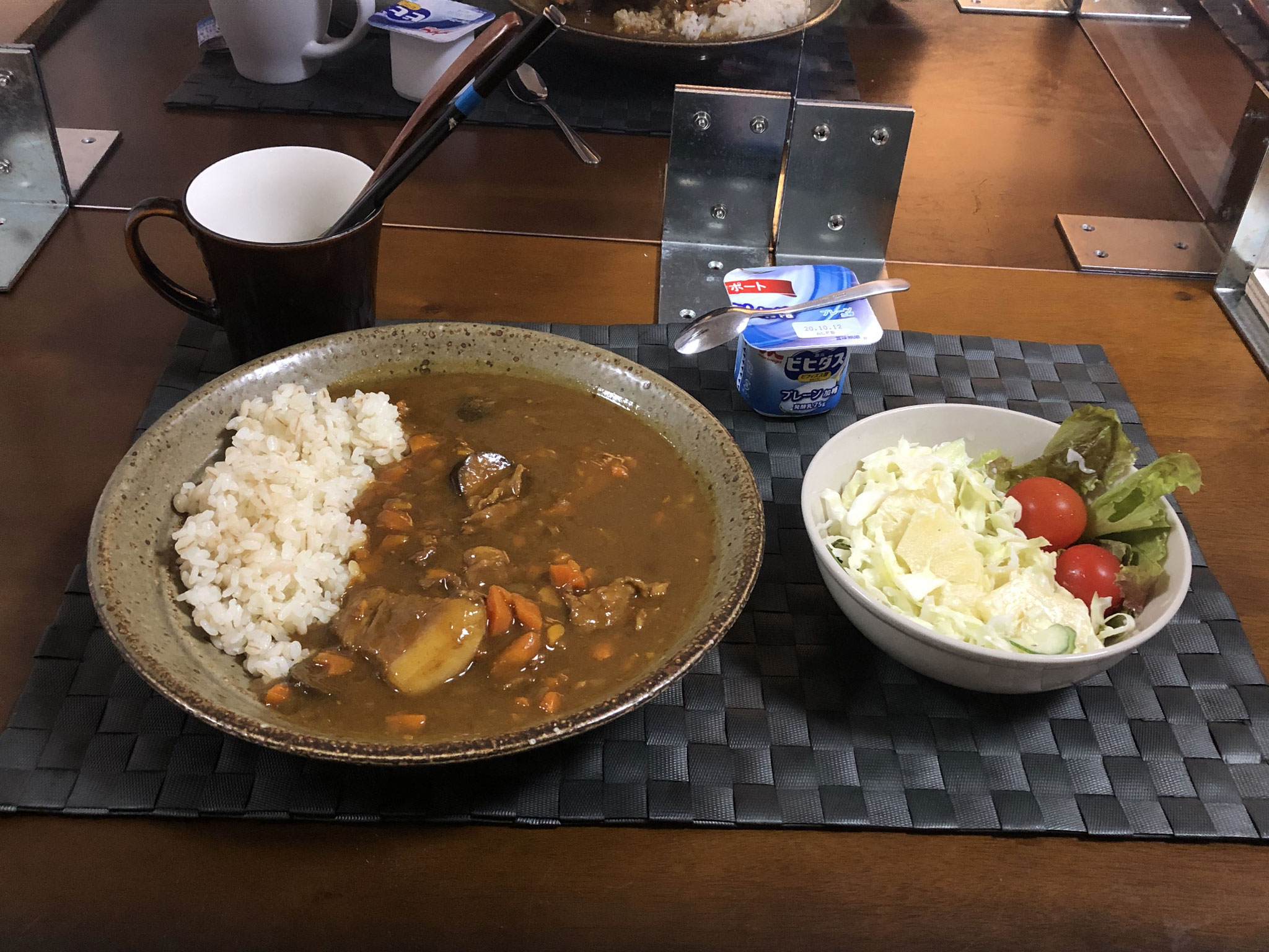 9月27日日曜日、Ohana夕食「カレーライス、サラダ（キャベツ、サニーレタス、パイン、プチトマト）、ヨーグルト」