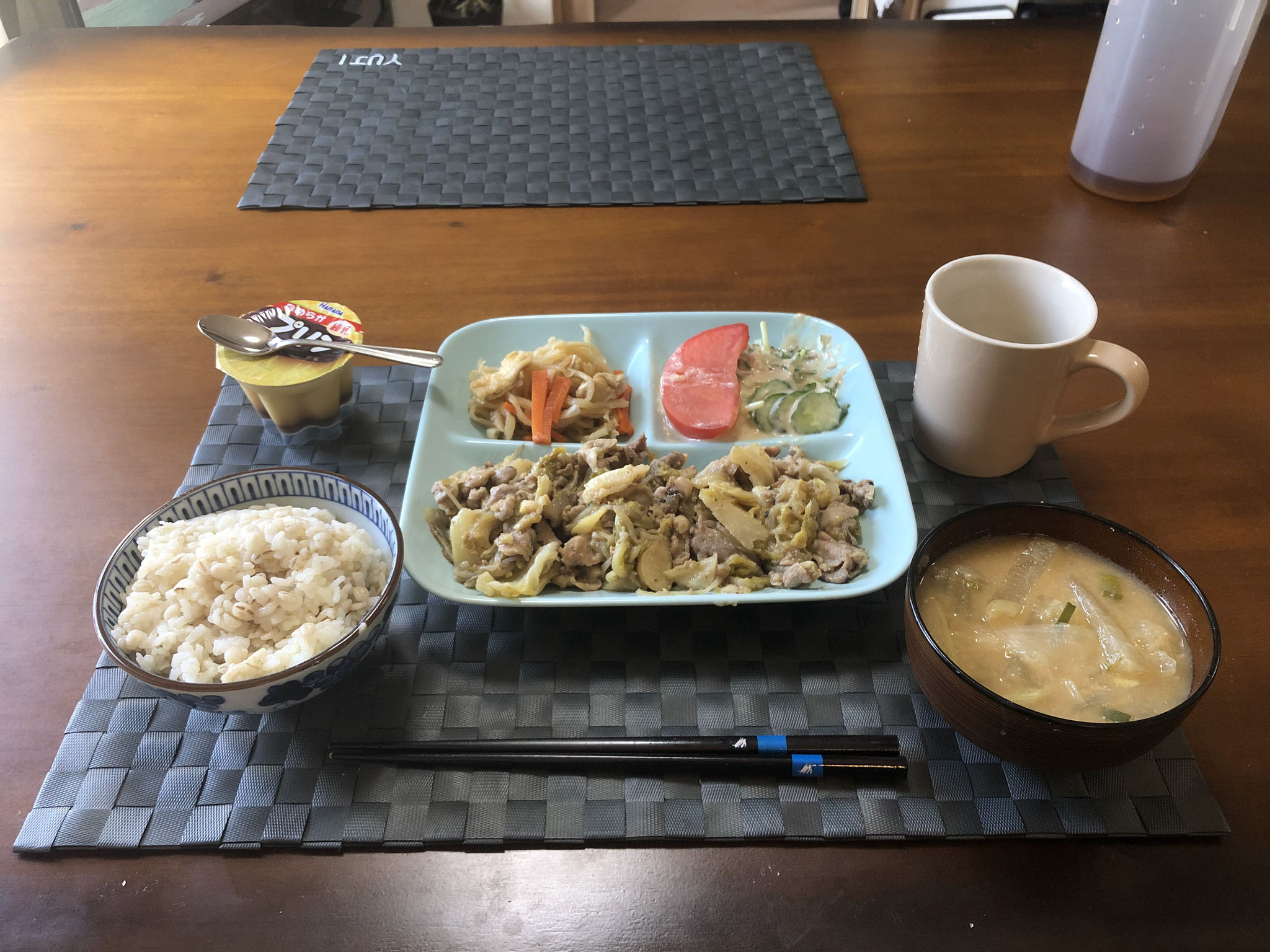 3月1日日曜日、Ohana朝食「キャベツともやしと豚肉の味噌炒め、切り干し大根、サラダ（水菜、きゅうり、ツナ、トマト）、みそ汁（大根、玉ねぎ、ねぎ）、プリン」