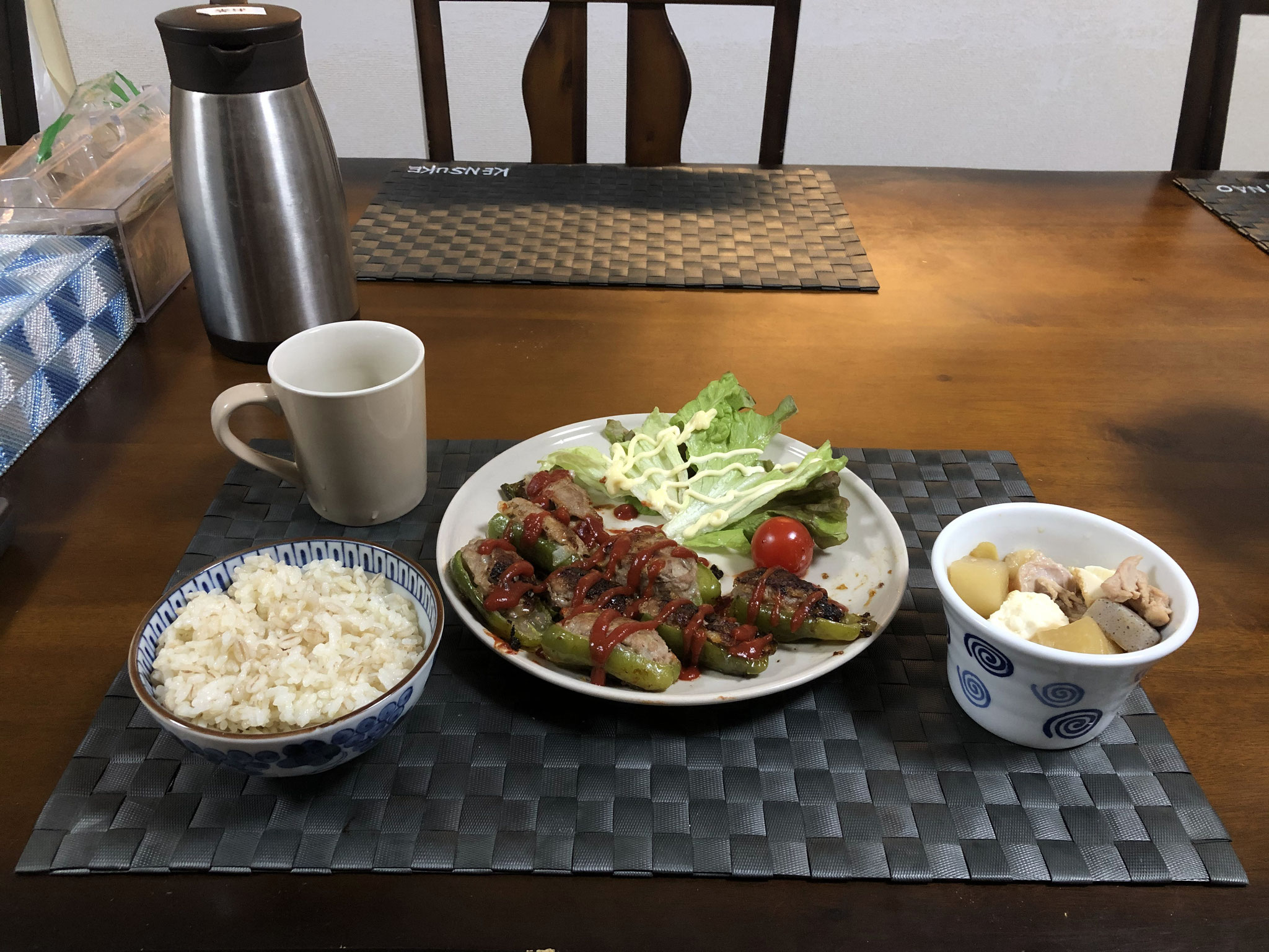 3月8日日曜日、Ohana夕食「ピーマンの肉詰め、生野菜（レタス、プチトマト）、大根と鶏肉の煮物（人参、厚揚げ、こんにゃく）」