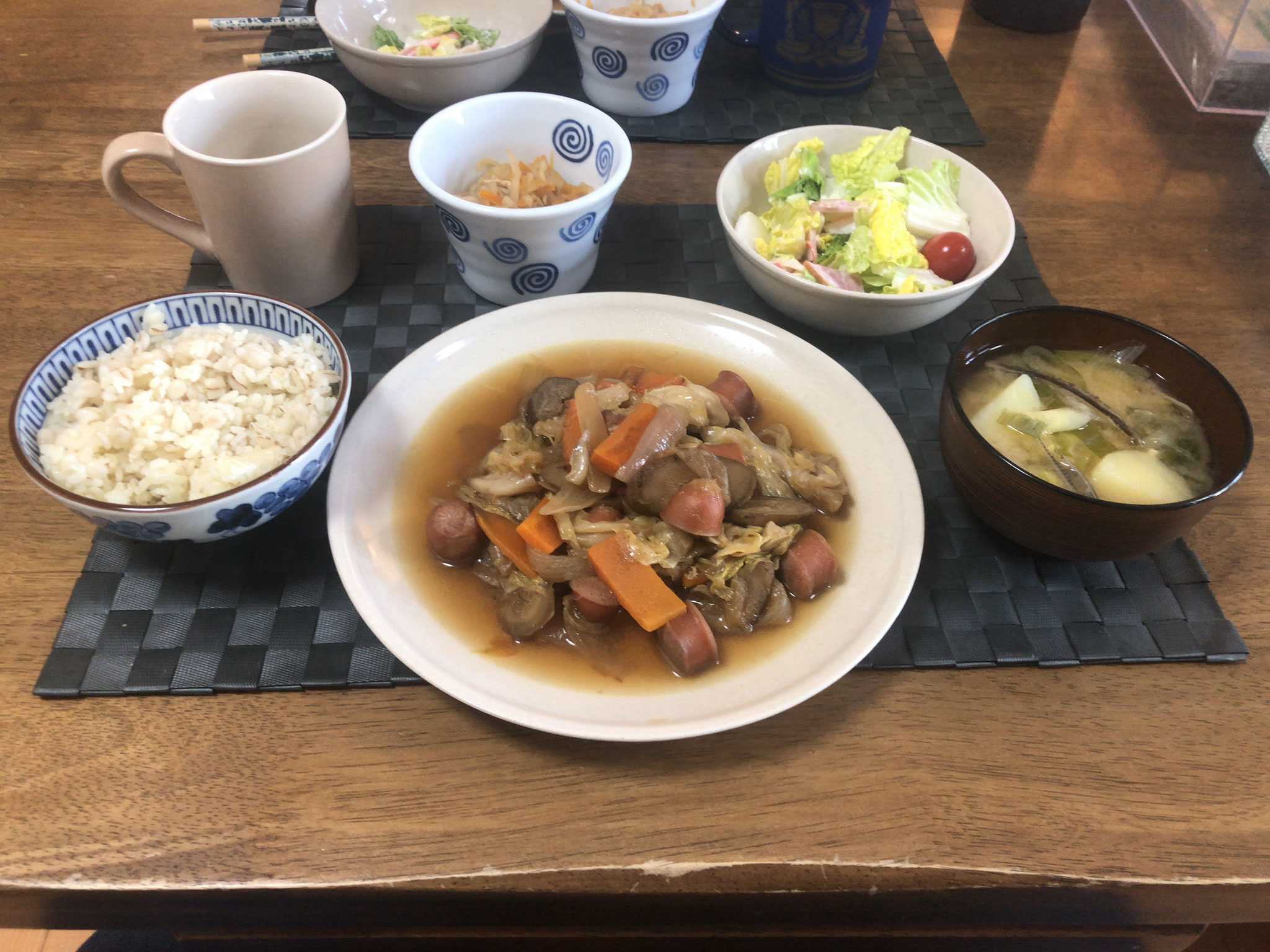 4月26日日曜日、Ohana朝食「ウインナーとごぼうのピリ辛煮（キャベツ、人参、玉ねぎ）、切り干し大根、味噌汁（ねぎ、白菜、じゃがいも）、サラダ（白菜、カニカマ、ハム、プチトマト）」