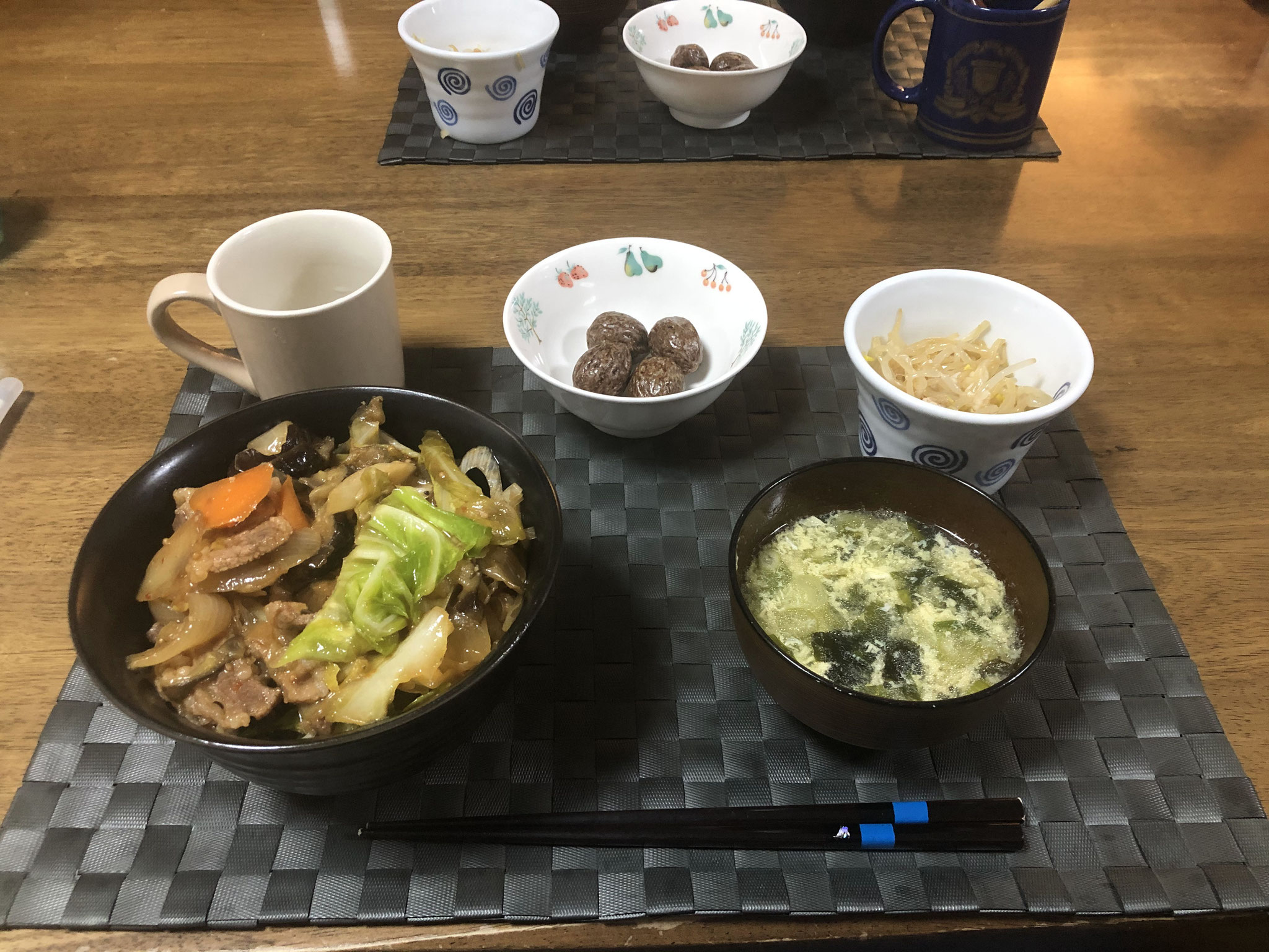 4月30日木曜日、Ohana夕食「野菜たっぷりカルビ丼（きゃべつ、もやし、玉ねぎ、ねぎ、ナス、人参）、もやしのナムル、ワカメとタマゴスープ、チョコ4個」