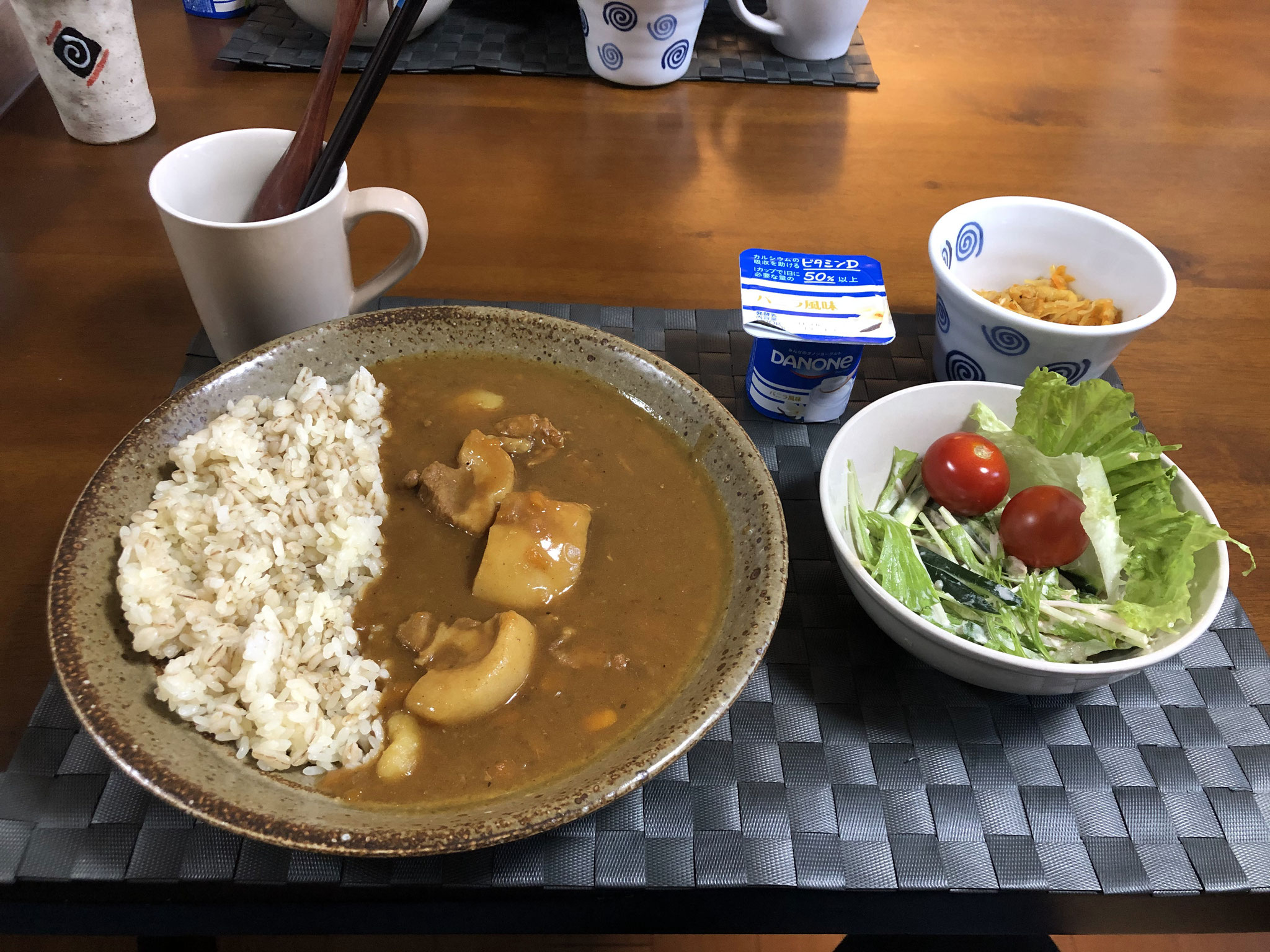 6月7日日曜日、Ohana夕食「カレーライス、サラダ（水菜、ツナ、きゅうり、カニカマ、レタス、プチトマト）、切り干し大根、ヨーグルト」