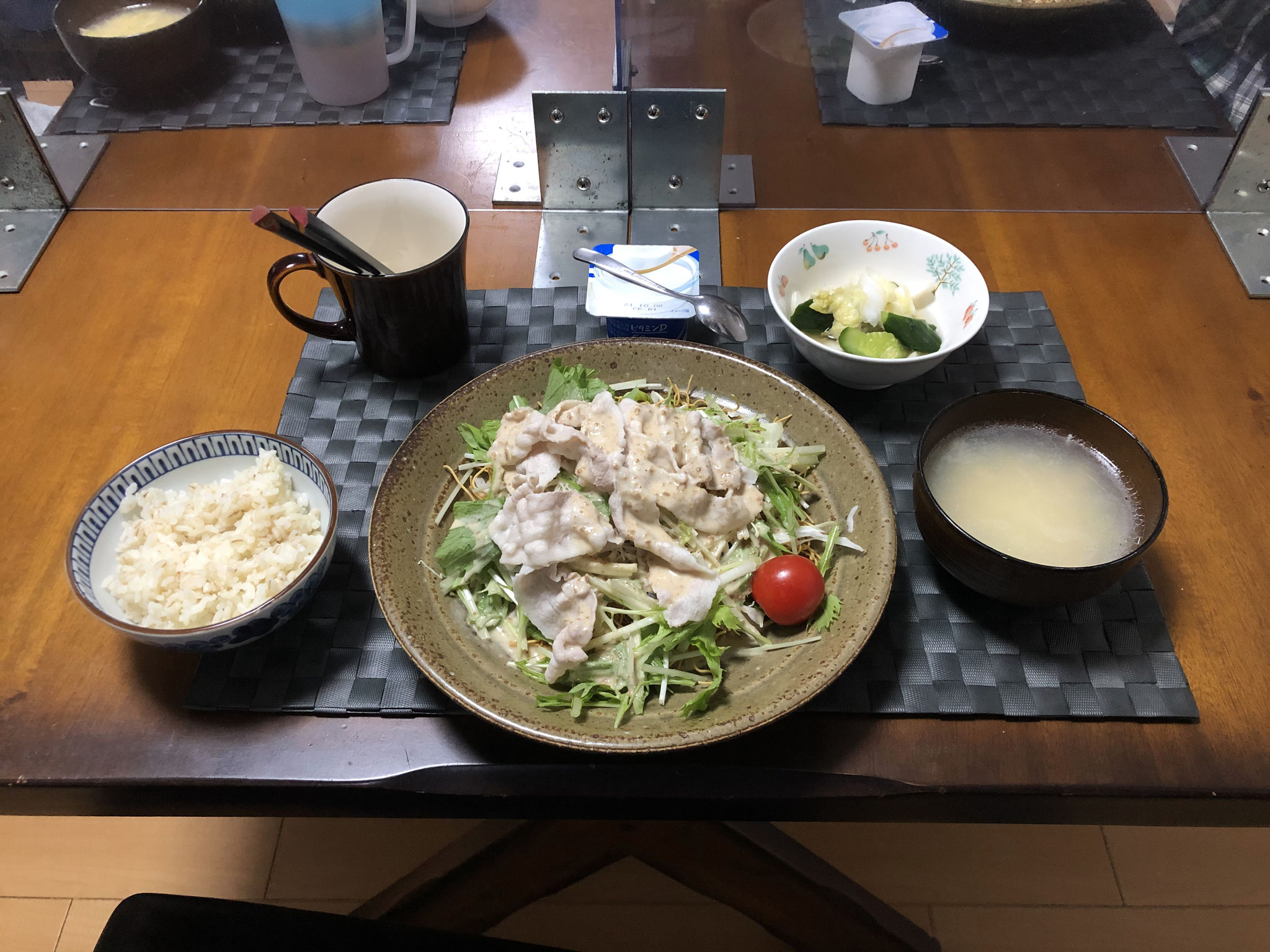 9月9日木曜日、Ohana夕食「冷しゃぶのパリパリ麺のサラダ、たまごスープ、白菜ときゅうりの浅漬け、ヨーグルト」