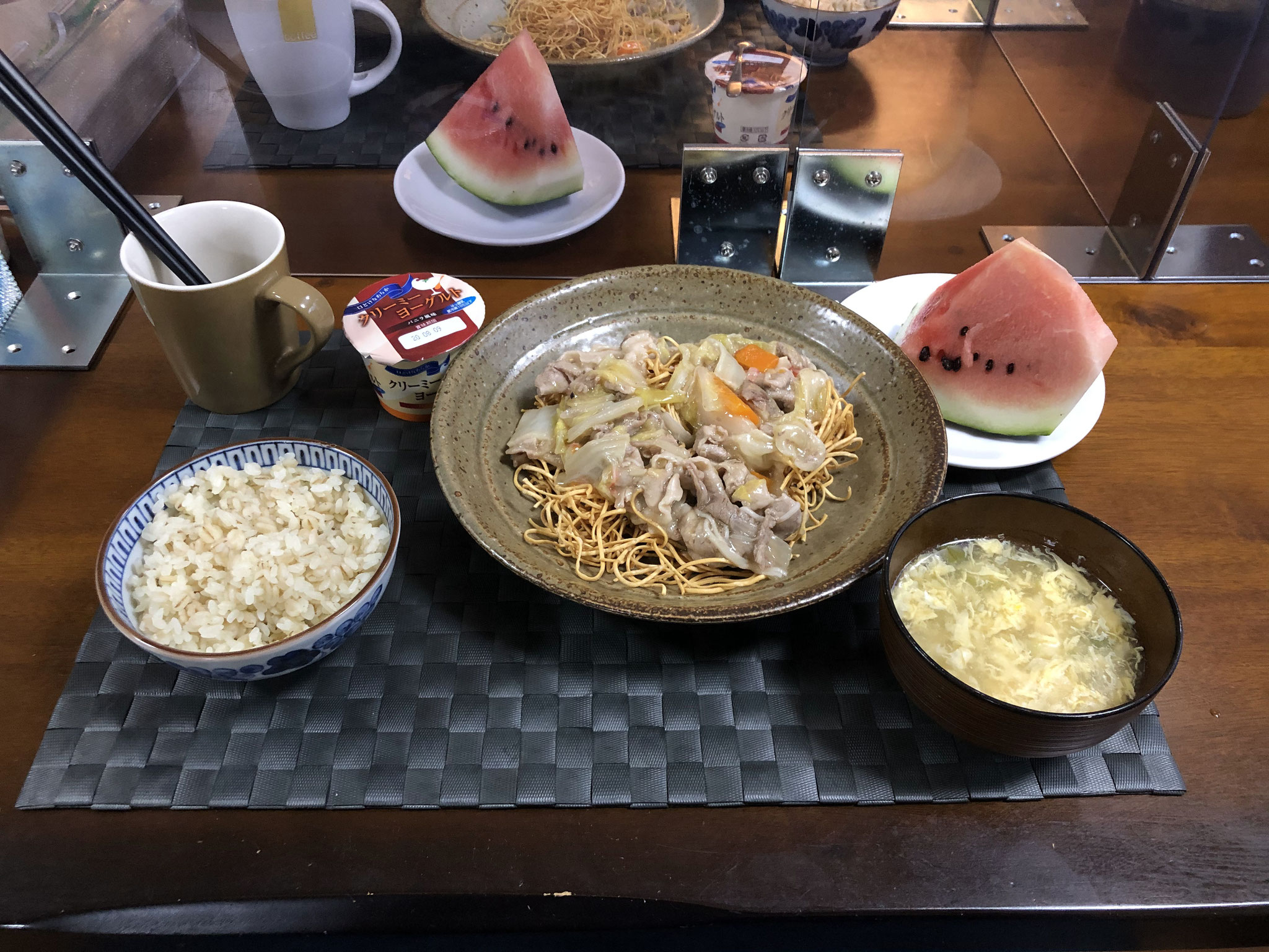 7月26日日曜日、Ohana夕食「皿うどん（白菜、キャベツ、人参、玉ねぎ、豚肉、カニカマ）、あんかけ玉子スープ、スイカ、ヨーグルト」