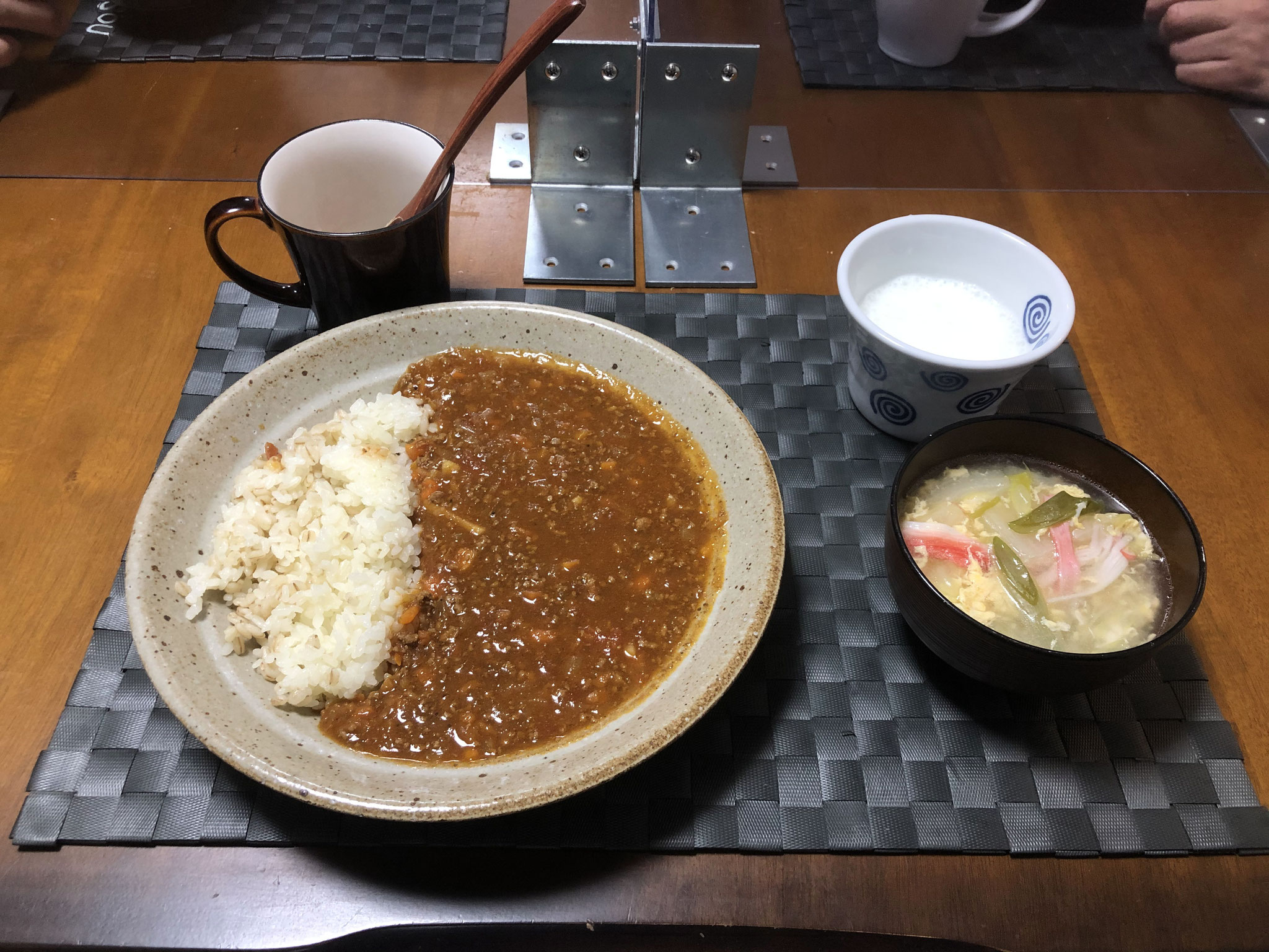 2月5日金曜日、Ohana夕食「キーマカレー、野菜たっぷりのたまごスープ、ラッシー」