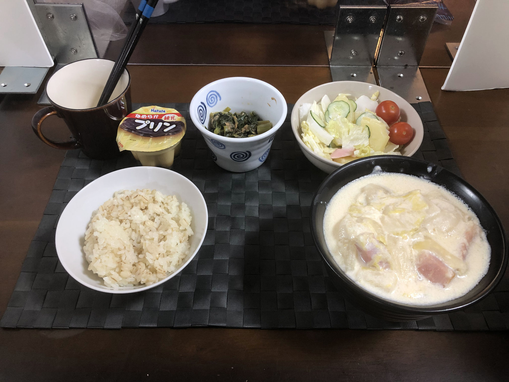 12月27日日曜日、Ohana夕食「カルボナーラ味うどん（白菜、玉ねぎ、ベーコン）、サラダ（白菜、ソーセージ、パイナップル、プチトマト）、大根の葉の佃煮、プリン」