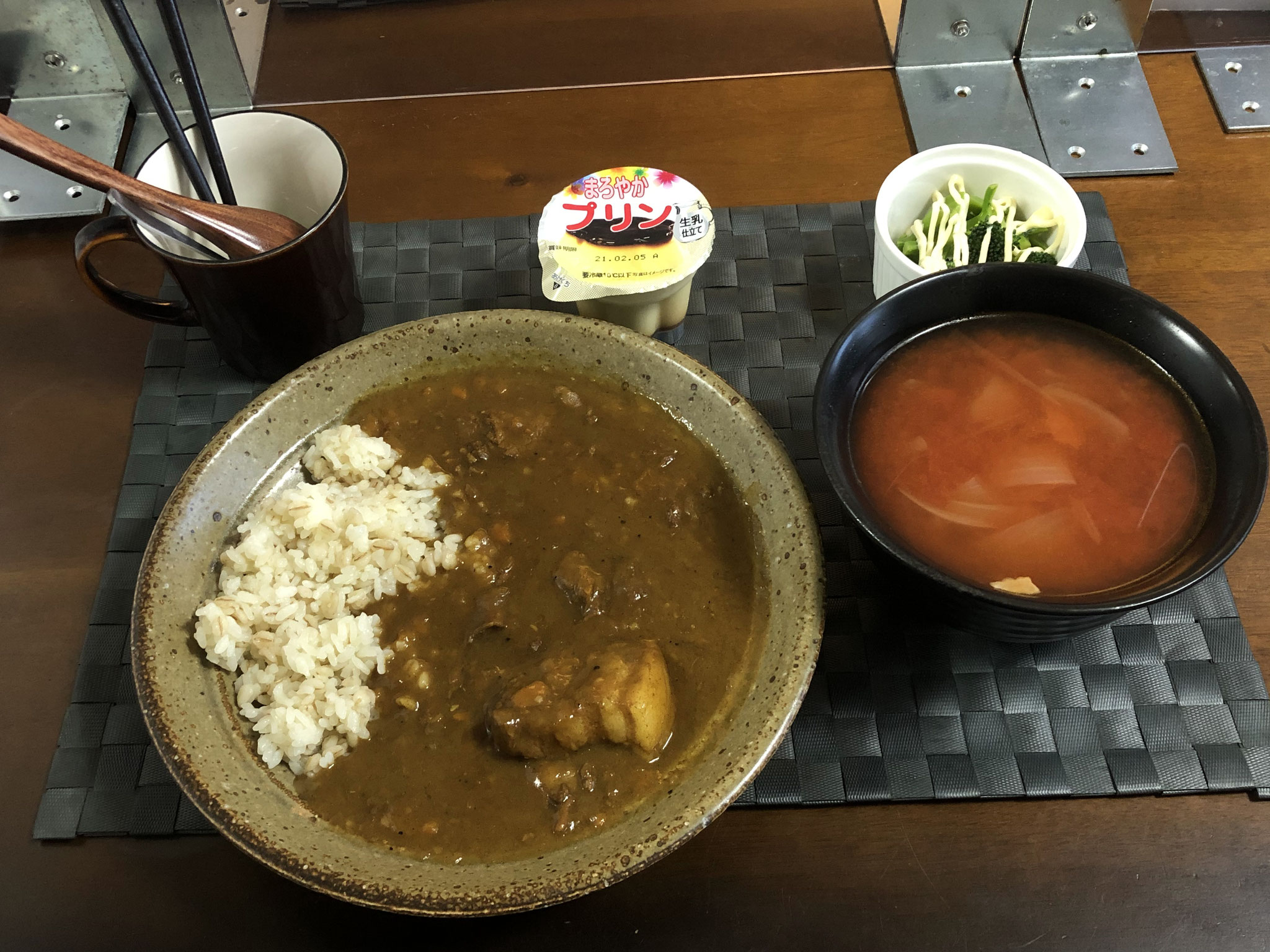 1月25日月曜日、Ohana朝食「カレーライス、ベーコンと人参と玉ねぎが入ったトマトスープ、茹でブロッコリー、プリン」