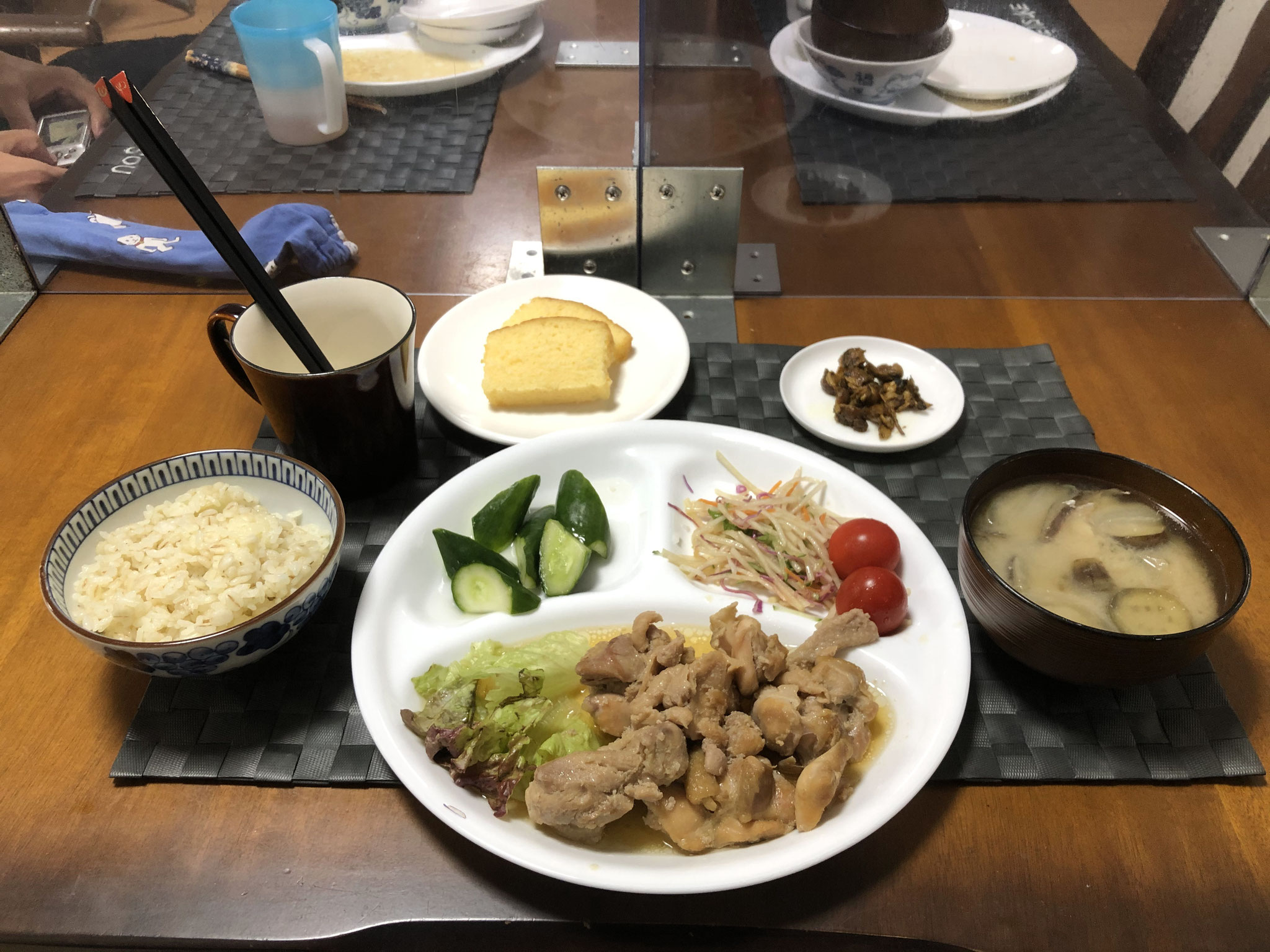 9月2日木曜日、Ohana夕食「とりの照り焼き煮、サラダ、きゅうりの浅漬け、なめこのカレー粉炒め、みそ汁（茄子、玉ねぎ）、パウンドケーキ」