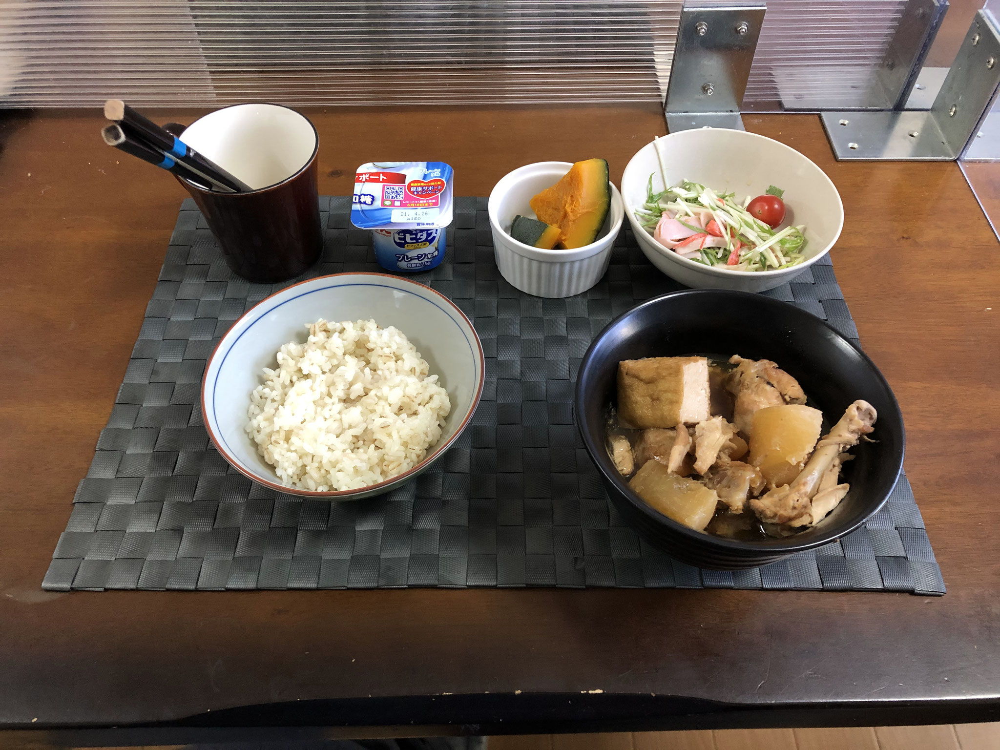 4月19日月曜日、Ohana朝食「鶏肉と厚揚げと大根のさっぱり煮、サラダ（水菜、ハム、カニカマ、プチトマト）、かぼちゃの甘煮、ヨーグルト」