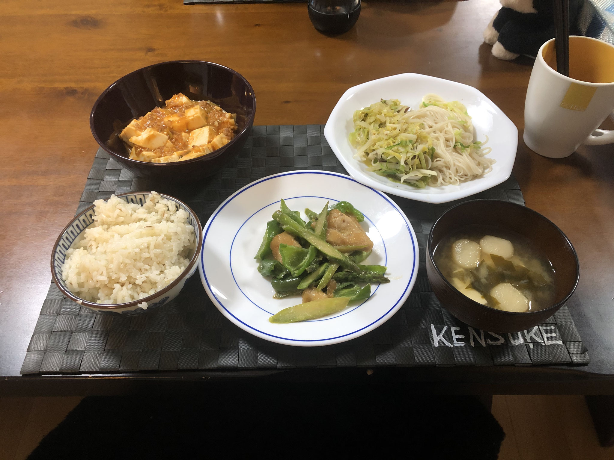 4月1日水曜日、Ohana夕食「ピーマンとアスパラガスと鶏肉のマヨ醤油炒め、麻婆豆腐、キャベツとアサリの酒蒸し、みそ汁（おふ、わかめ）」