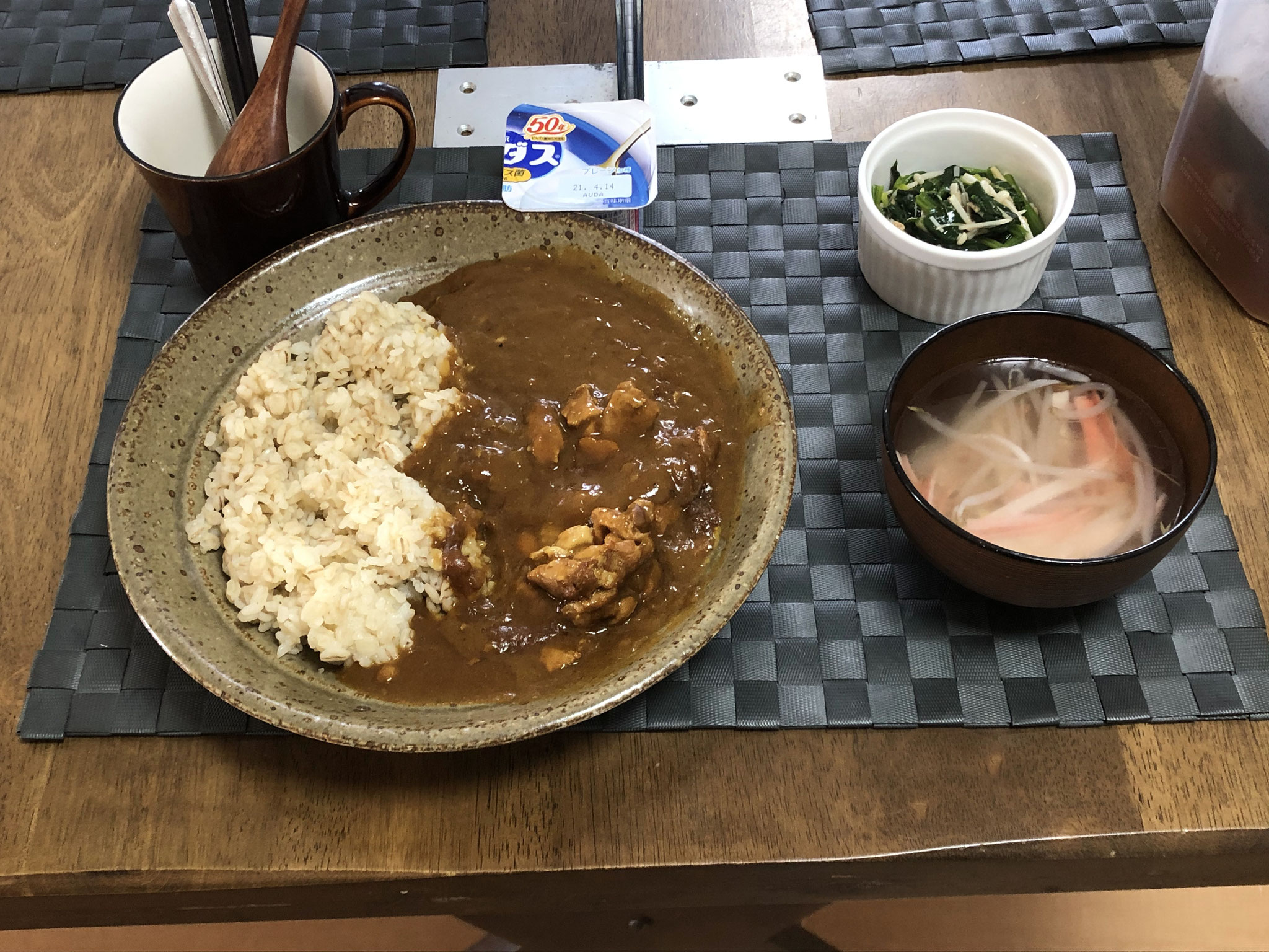 4月3日土曜日、Ohana朝食「バターチキンカレーライス、もやしとカニカマの中華スープ、ほうれん草となめ茸和え、ヨーグルト」