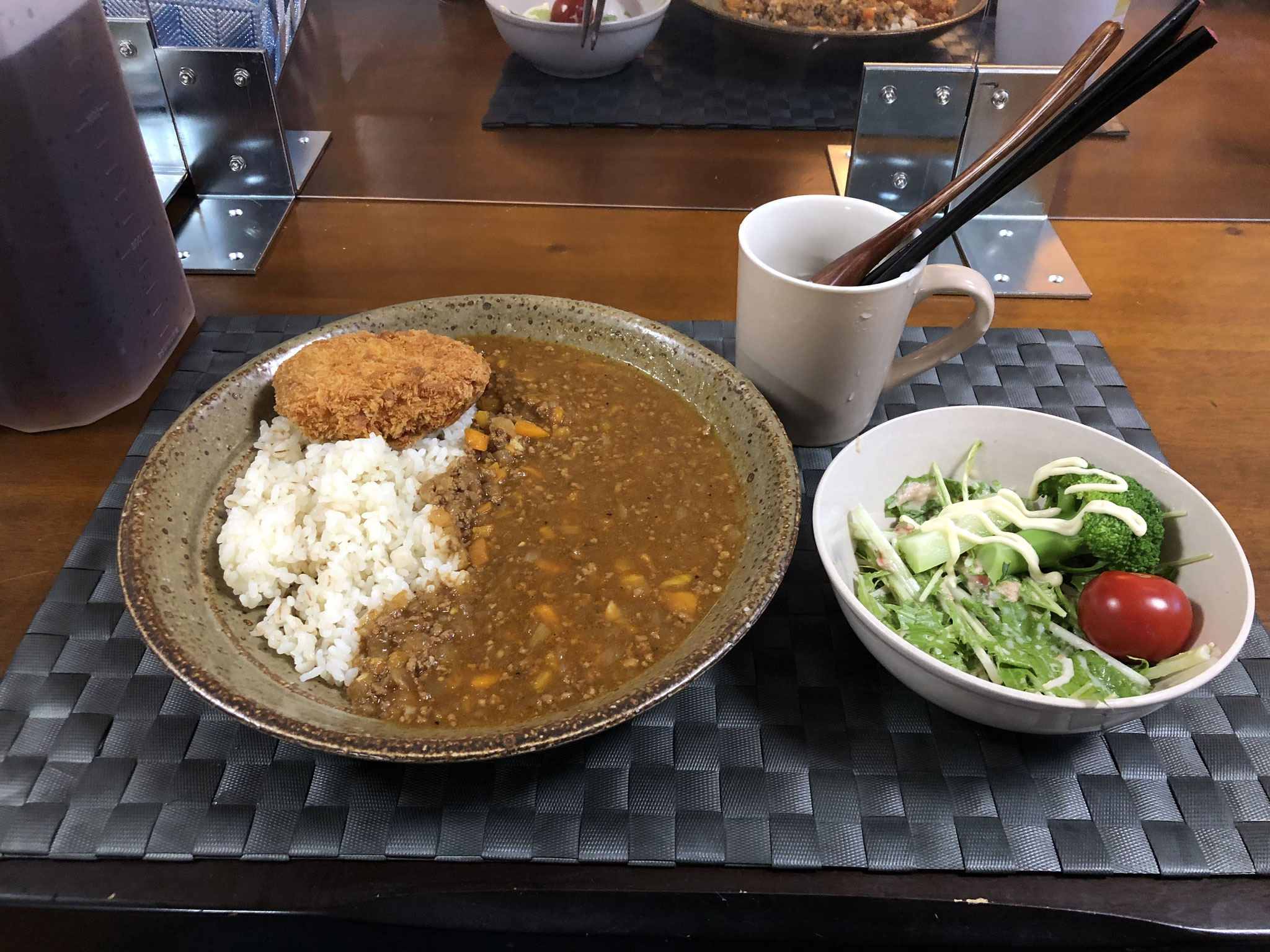 7月5日日曜日、Ohana夕食「キーマカレー（コロッケ添え）、サラダ（水菜、ツナ、プチトマト、ブロッコリー、カニカマ）」