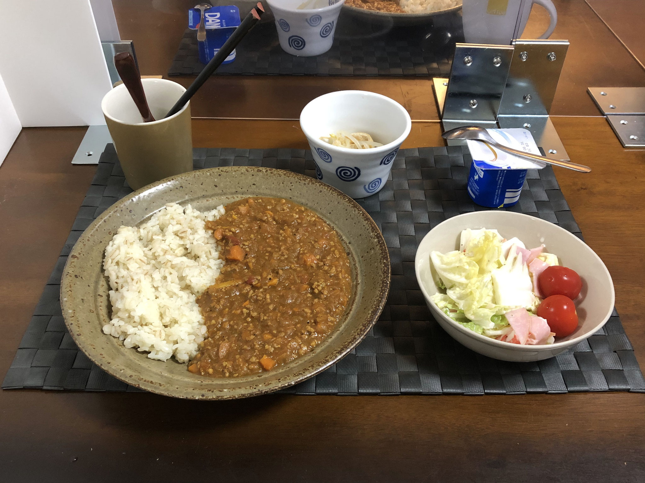 8月8日土曜日、Ohana夕食「キーマカレー、サラダ（白菜、ハム、カニカマ、プチトマト）、もやしのナムル、ヨーグルト」