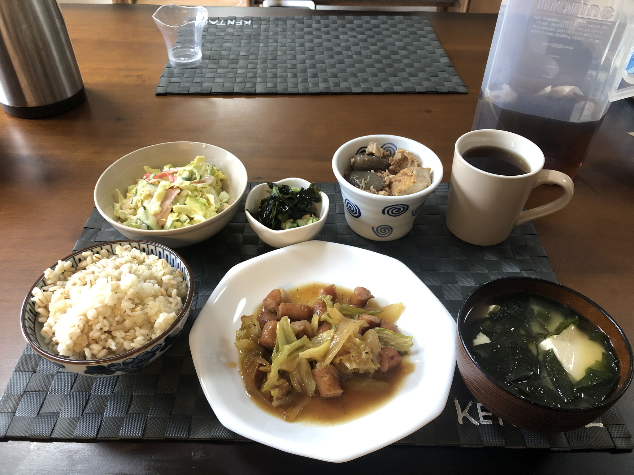 1月25日土曜日、Ohana朝食「野菜炒め（キャベツ、ウインナー、ねぎ、玉ねぎ）、サラダ（キャベツ、ハム、カニカマ）、酢の物（わかめ、きゅうり、カニカマ）、みそ汁（わかめ、とうふ）、鳥と大根の煮物」