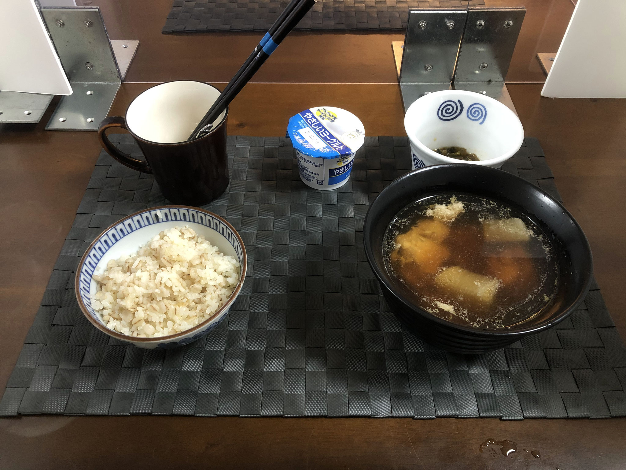 12月7日月曜日、Ohana朝食「鶏と大根の煮物、ごはんのお供（大根の葉の炒め煮）、ヨーグルト」