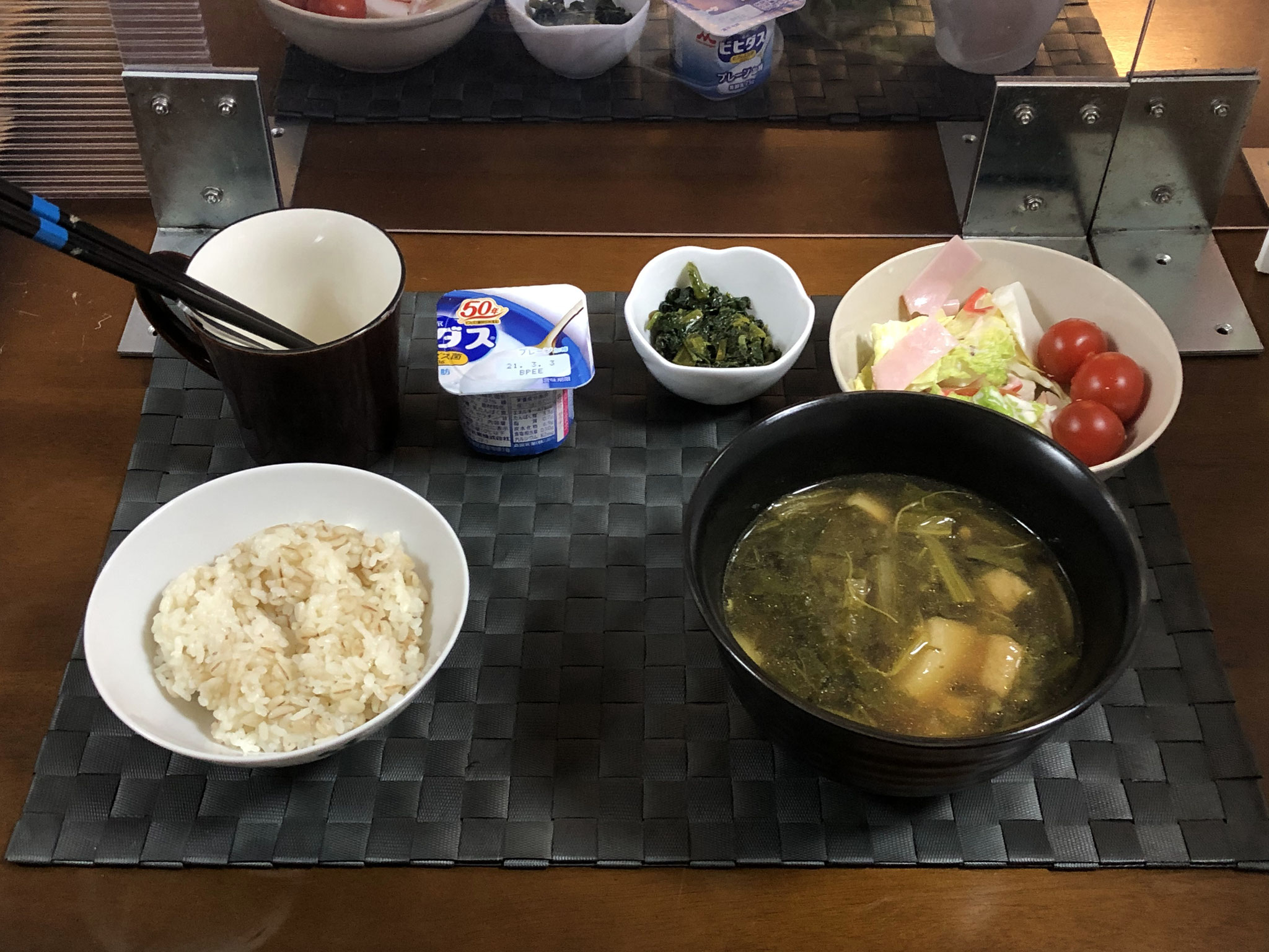 2月15日月曜日、Ohana朝食「カブと油揚げの炒め煮、サラダ（白菜、カニカマ、ハム、プチトマト）、ごはんのお供（カブの葉の甘辛煮）ヨーグルト」