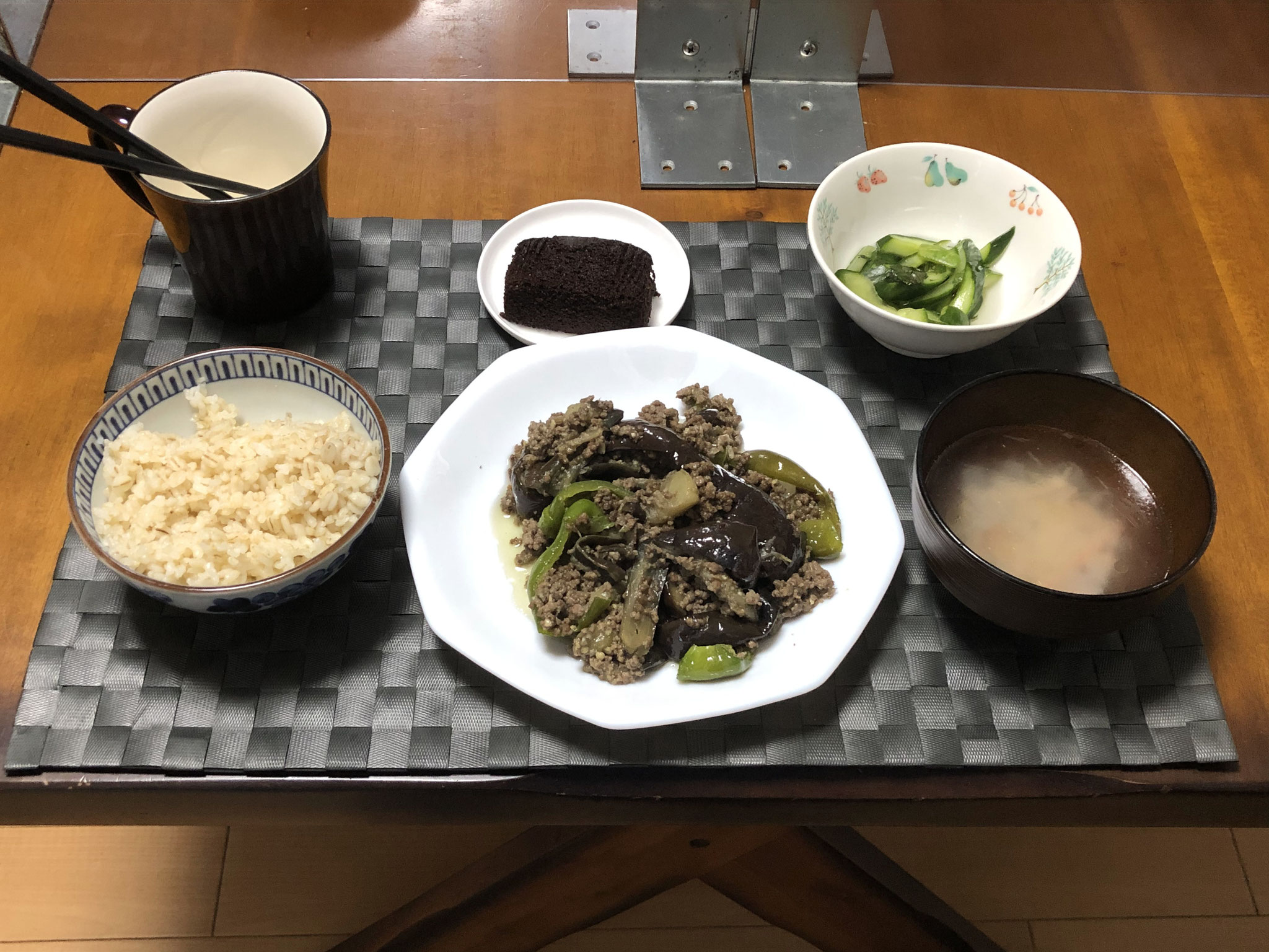 8月5日木曜日、Ohana夕食「ナスとピーマンのひき肉入りみそ炒め、中華たまごスープ、キュウリとしその浅漬け、パウンドケーキ（チョコ味）」