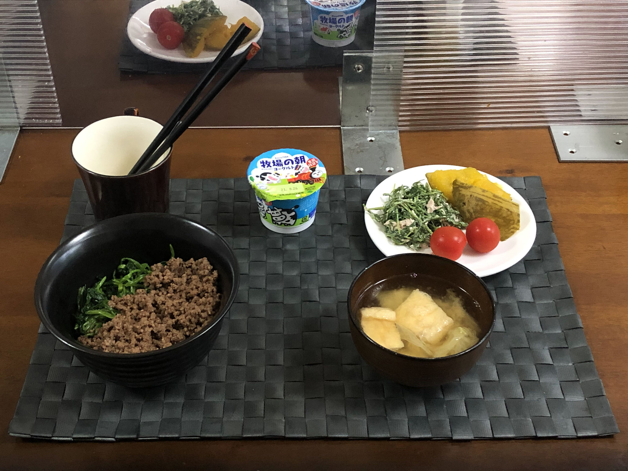 8月16日月曜日、Ohana朝食「ほうれん草ｔそぼろの二色丼、おかひじきのツナマヨしょうゆ和え、かぼちゃの甘煮、みそ汁（油揚げ、白菜）、ヨーグルト」