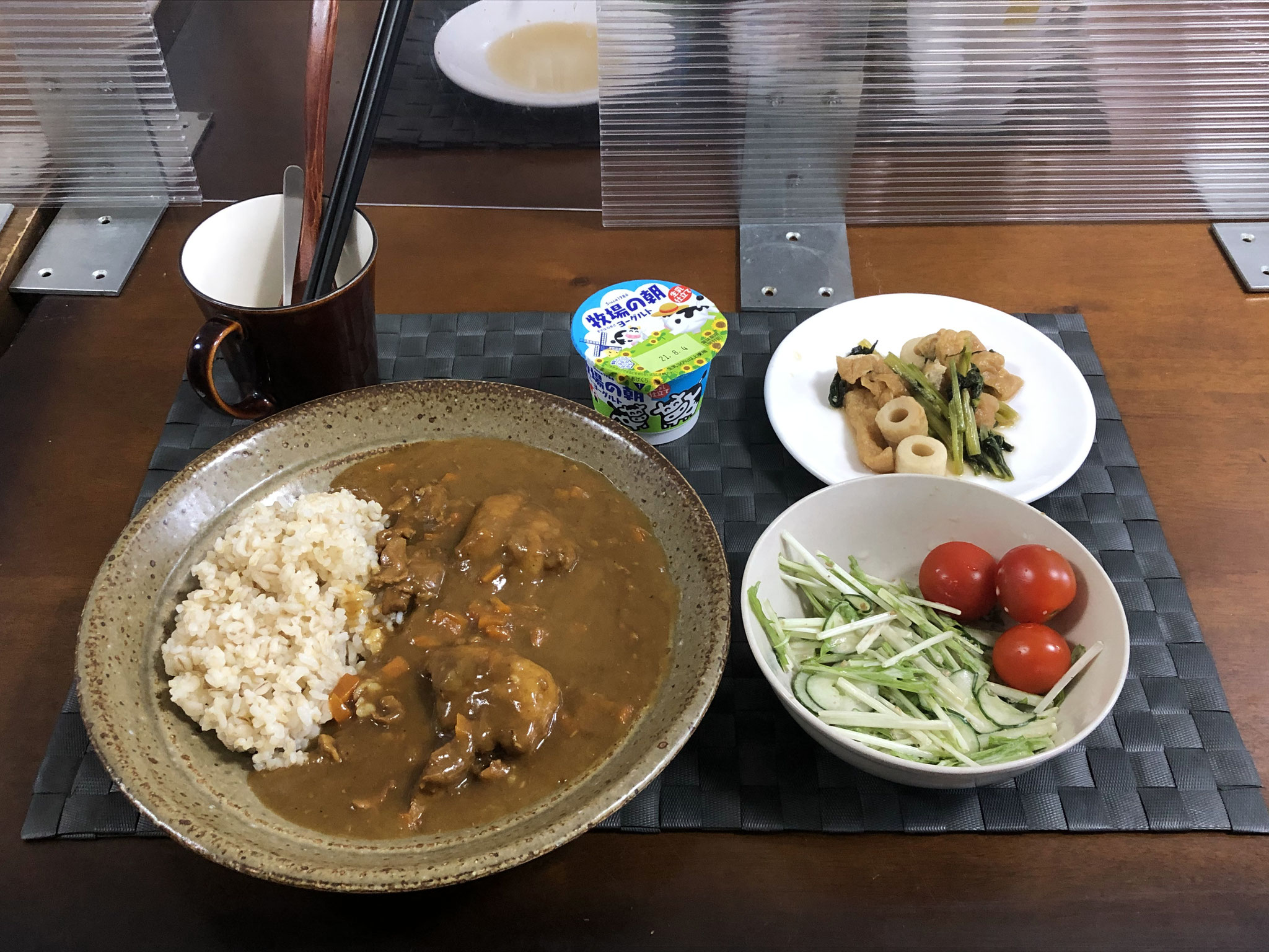 7月26日月曜日、Ohana朝食「カレーライス、きゅうりと水菜のサラダ、プチトマト、小松菜とちくわ、油揚げの煮浸し」