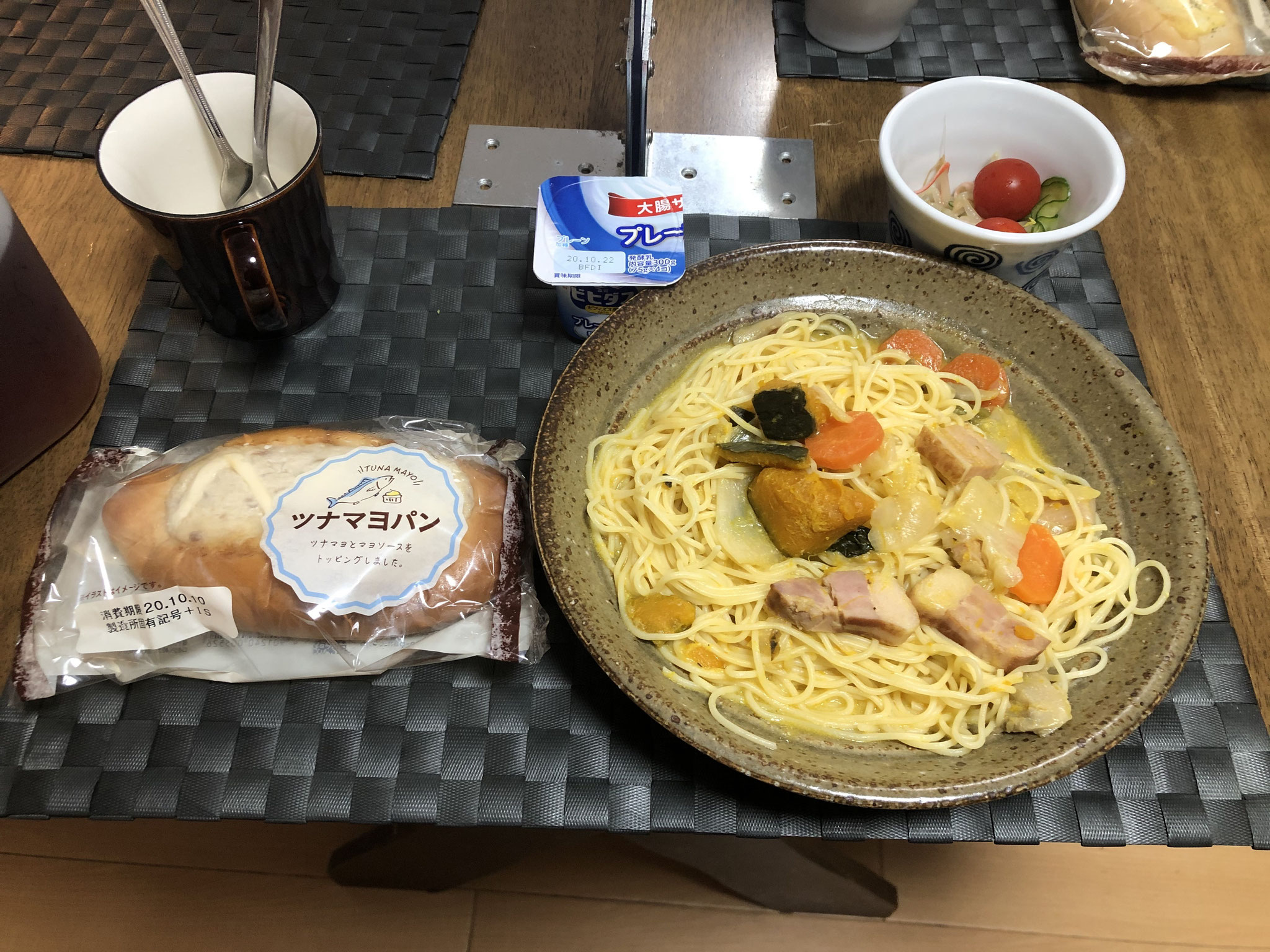 10月9日金曜日、Ohana朝食「スープパスタ（スープは前日のミルク煮）、もやしとカンタン酢サラダ（きゅうり、プチトマト）、パン、ヨーグルト」