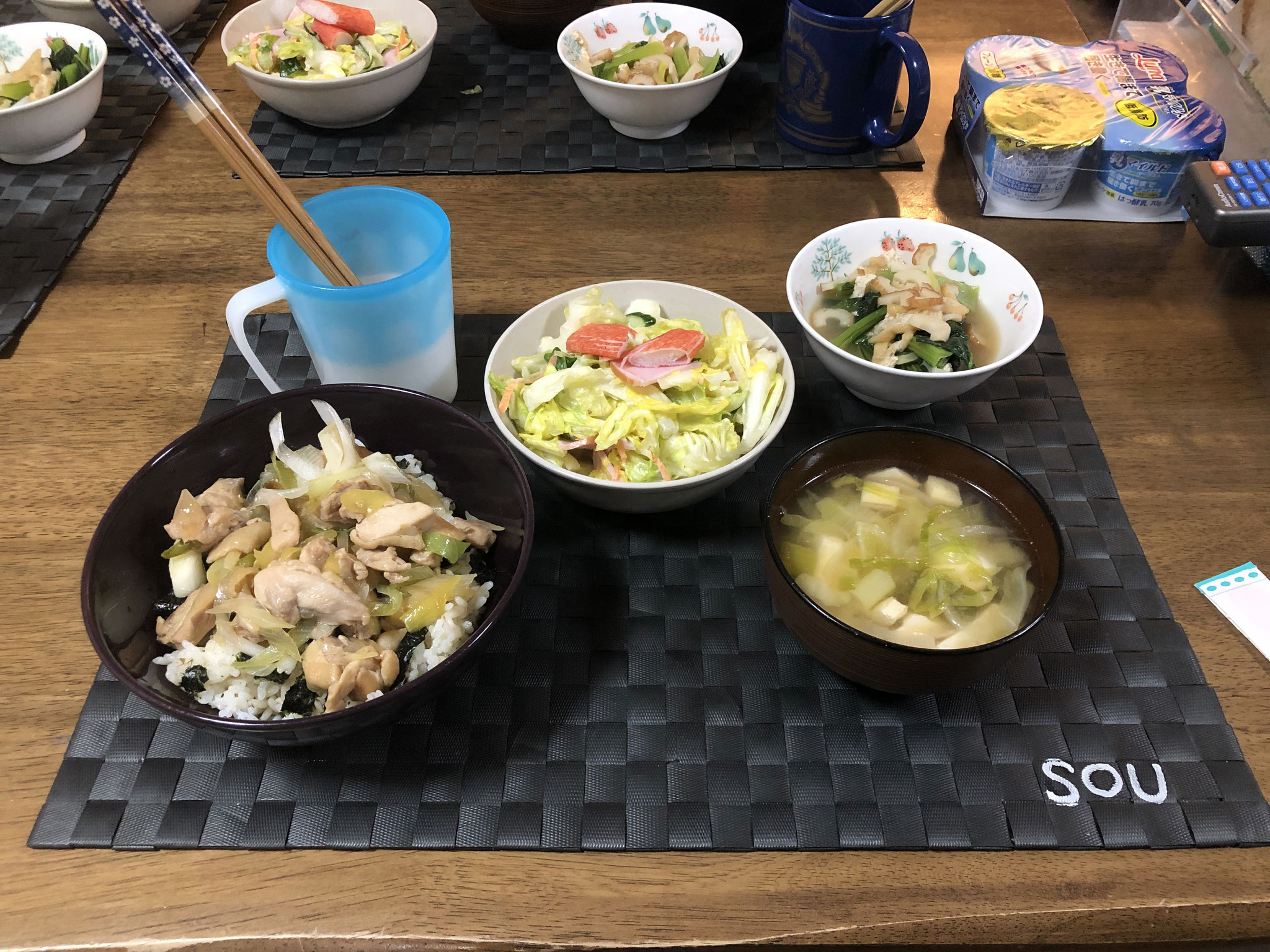 3月31日火曜日、Ohana夕食「ねぎ鳥肉丼、コールスロー、小松菜の煮浸し、みそ汁（ねぎ、とうふ）」