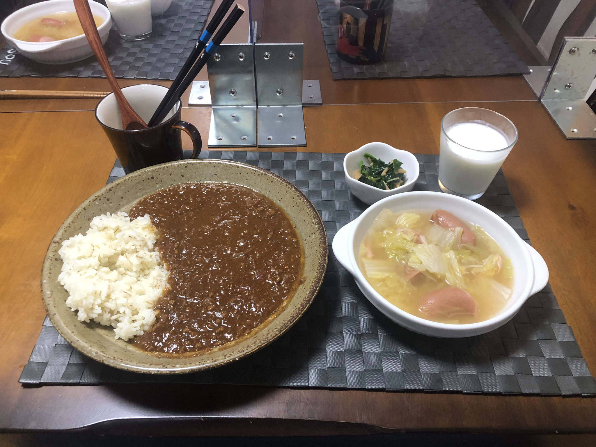 11月26日木曜日、Ohana夕食「キーマカレー、白菜と生姜のコンソメスープ（ウインナー入り）、ほうれん草となめ茸和え、ラッシー」