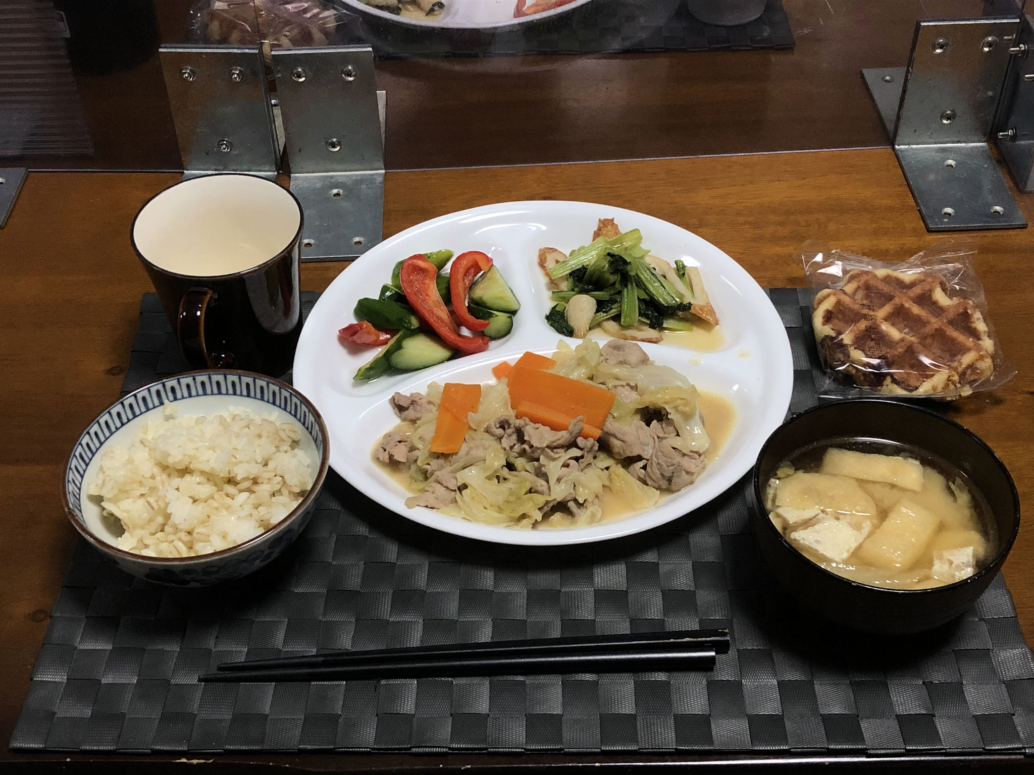 9月24日金曜日、Ohana夕食「ブタ肉とキャベツの味噌炒め、小松菜とちくわの煮浸し、みそ汁（白菜、油揚げ）、きゅうりとパプリカのピクルス、ワッフル」