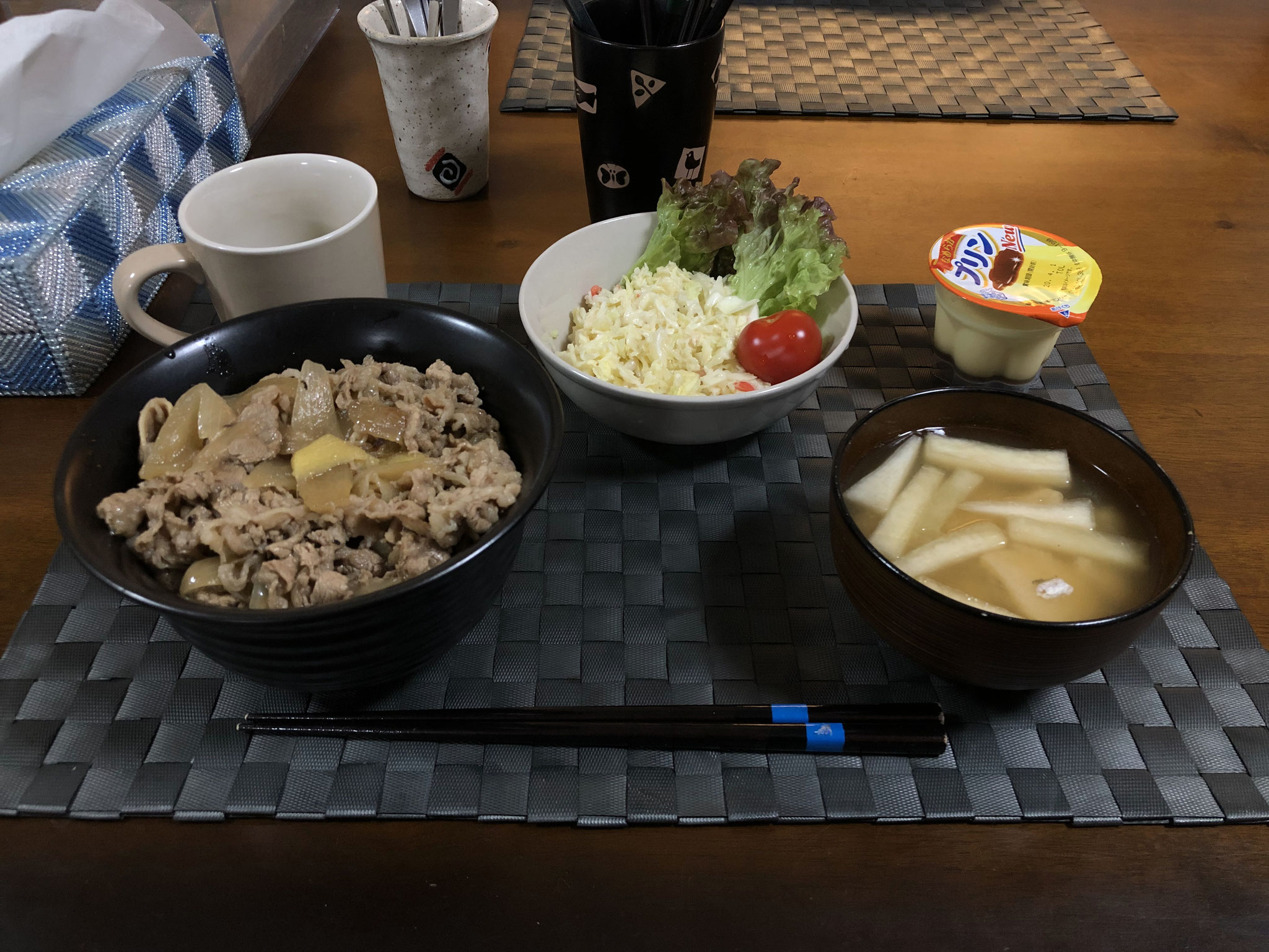 3月19日木曜日、Ohana夕食「牛丼、サラダ（キャベツ、レタス、プチトマト、カニカマ）、みそ汁（大根、油揚げ）、プリン」