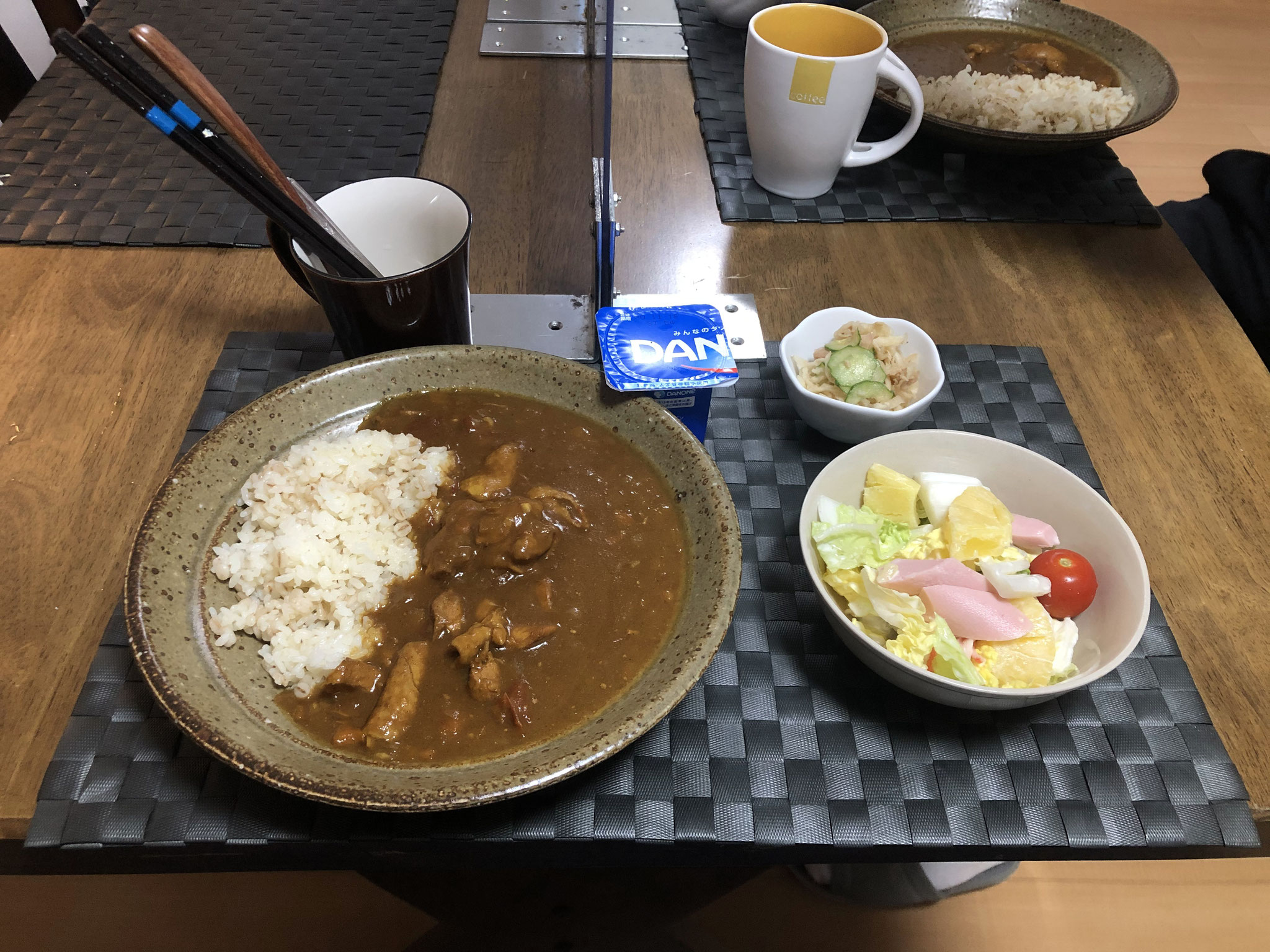 10月23日金曜日、Ohana朝食「チキンカレーライス、サラダ（白菜、ソーセージ、パイン、プチトマト）、切り干し大根とツナときゅうりの酢の物、ヨーグルト」