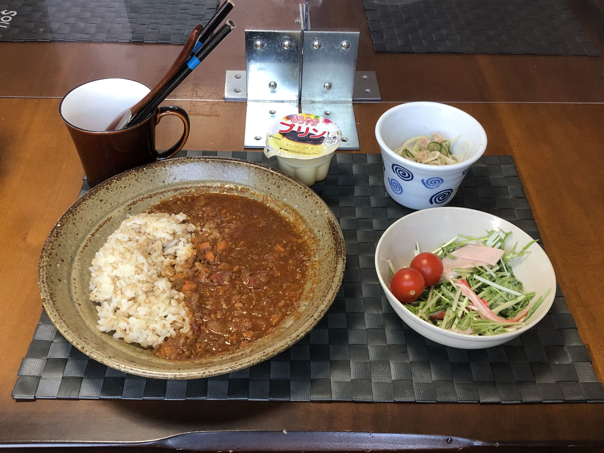 2月6日土曜日、Ohana朝食「キーマカレー、サラダ（水菜、ハム、カニカマ、プチトマト）、切り干し大根とツナとキュウリの酢の物、プリン」