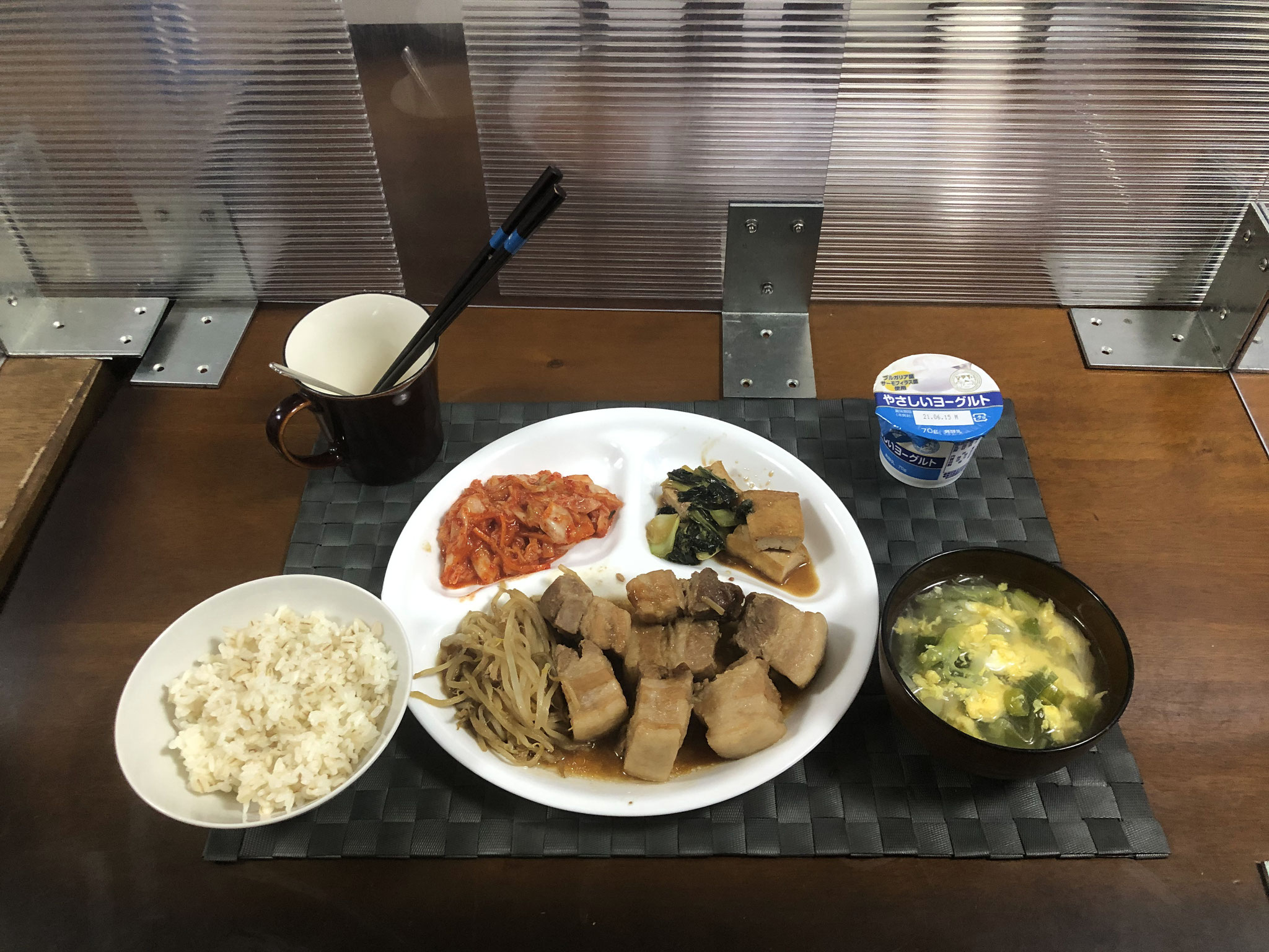 6月5日土曜日、Ohana夕食「スペアリブ味の焼豚、もやし炒め（スペアリブ味）、厚揚げとチンゲン菜のオイスターソース炒め、キムチ、たまごスープ、ヨーグルト」