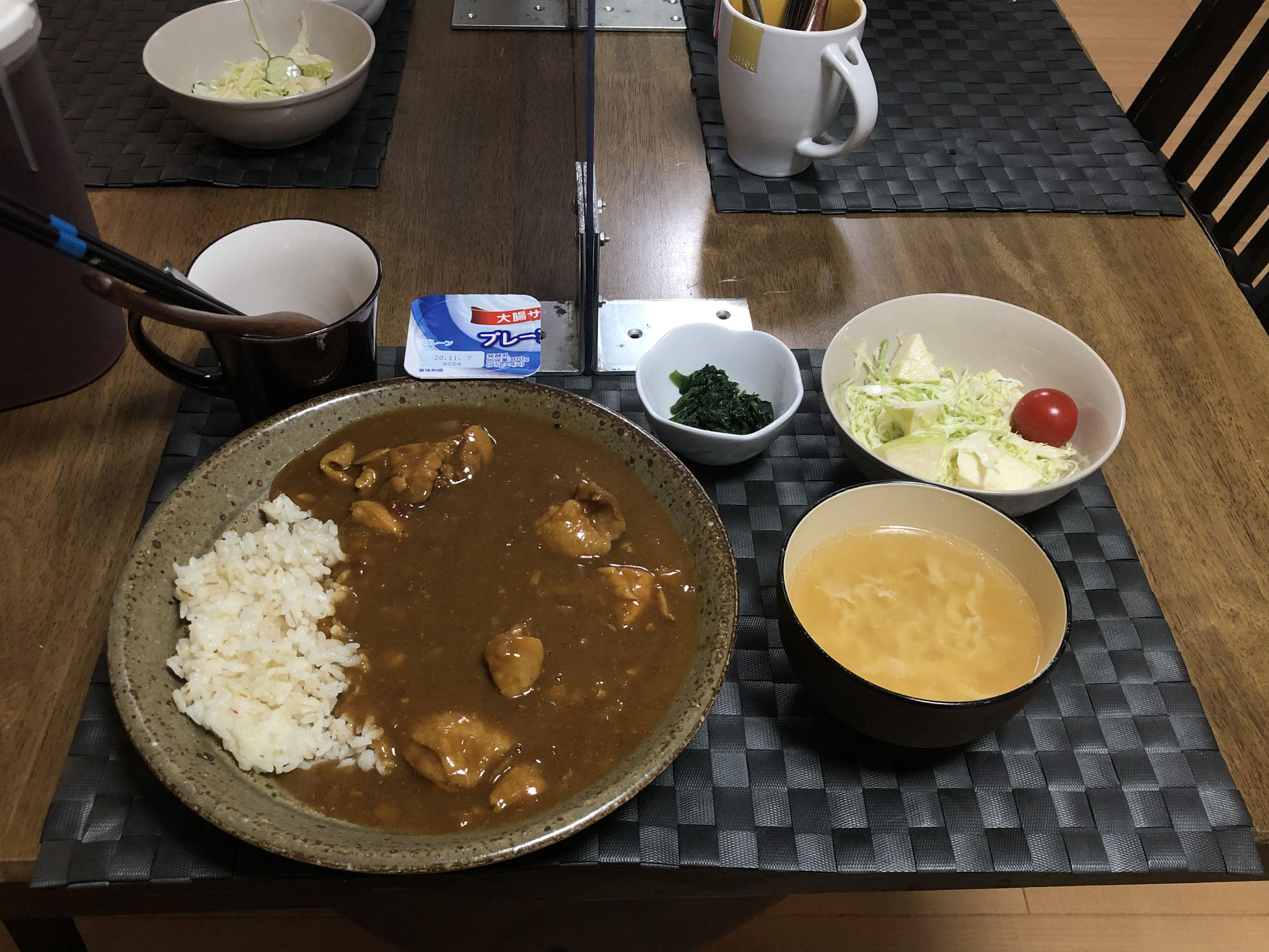 10月22日木曜日、Ohana夕食「チキンカレーライス、サラダ（キャベツ、リンゴ、きゅうり、プチトマト）、玉ねぎと玉子スープ、ヨーグルト」