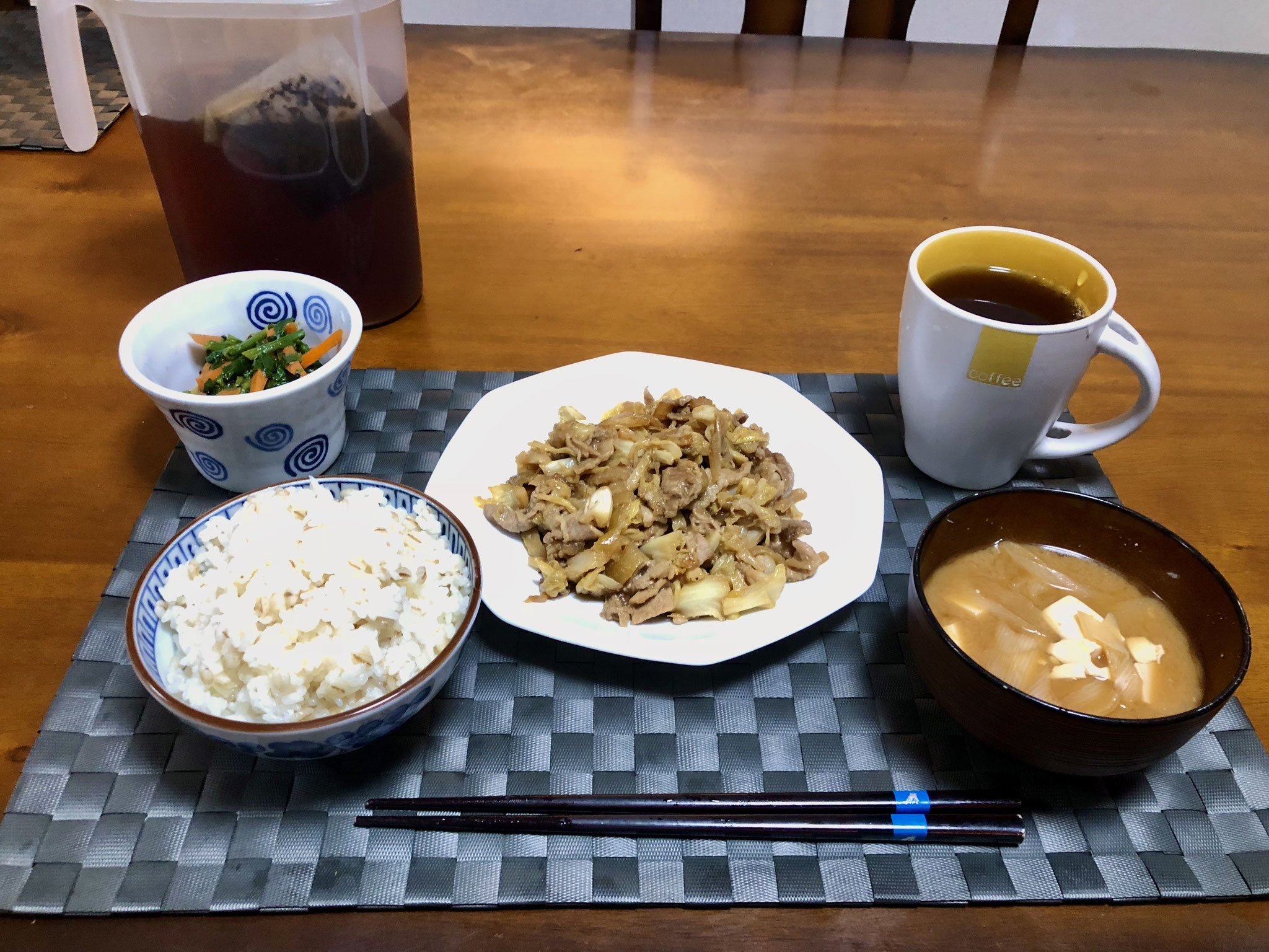 1月3日金曜日、Ohana夕食「野菜炒め（キャベツ、玉ねぎ、豚肉）、ほうれん草の胡麻和え、みそ汁（とうふ、ねぎ）」