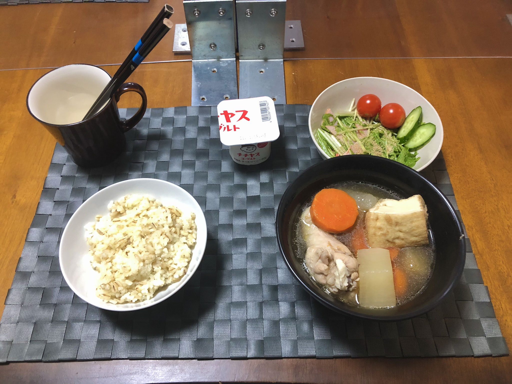 1月7日木曜日、Ohana夕食「鶏肉と大根の煮物（人参、厚揚げ、しょうが）、サラダ（水菜、ハム、カニカマ、プチトマト、きゅうり）、ヨーグルト」