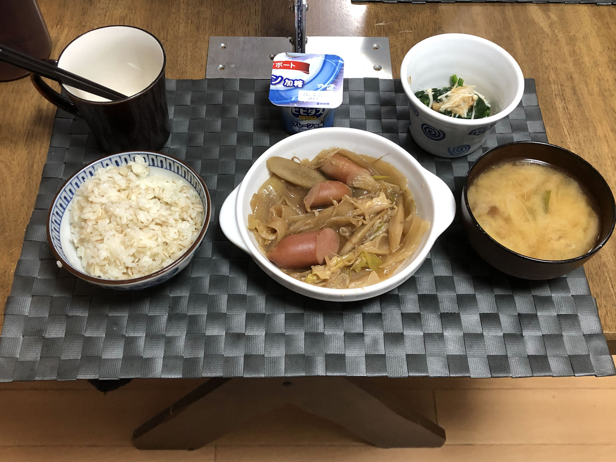 1月8日金曜日、Ohana朝食「ゴボウとウインナーの野菜炒め煮（玉ねぎ、もやし、ねぎ、キャベツ）、みそ汁（ねぎ、なめこ）、ほうれん草となめ茸和え、ヨーグルト」