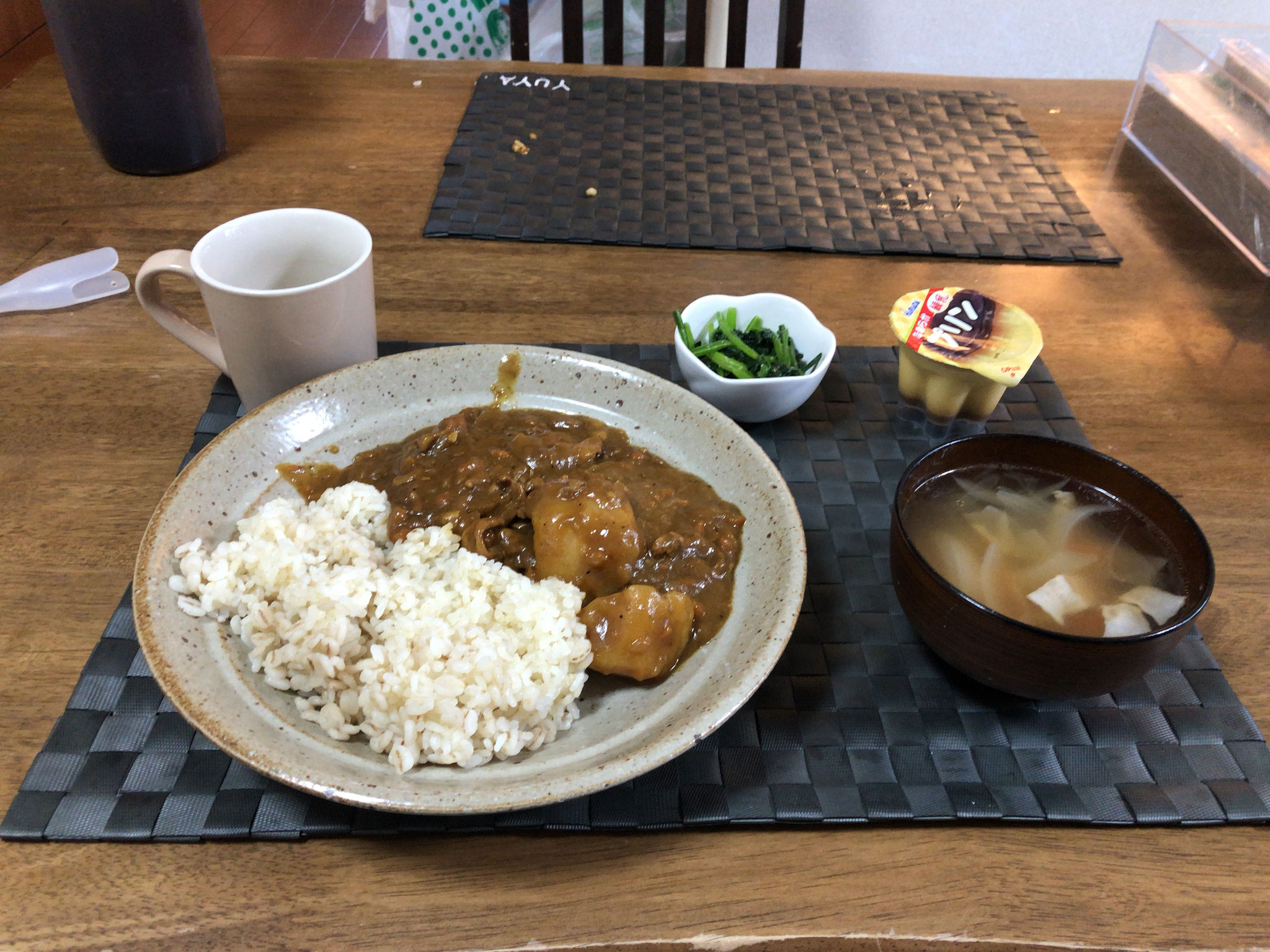 4月20日月曜日、Ohana朝食「カレーライス、ポトフ（ベーコン、玉ねぎ、人参）、ほうれん草の胡麻和え、プリン」