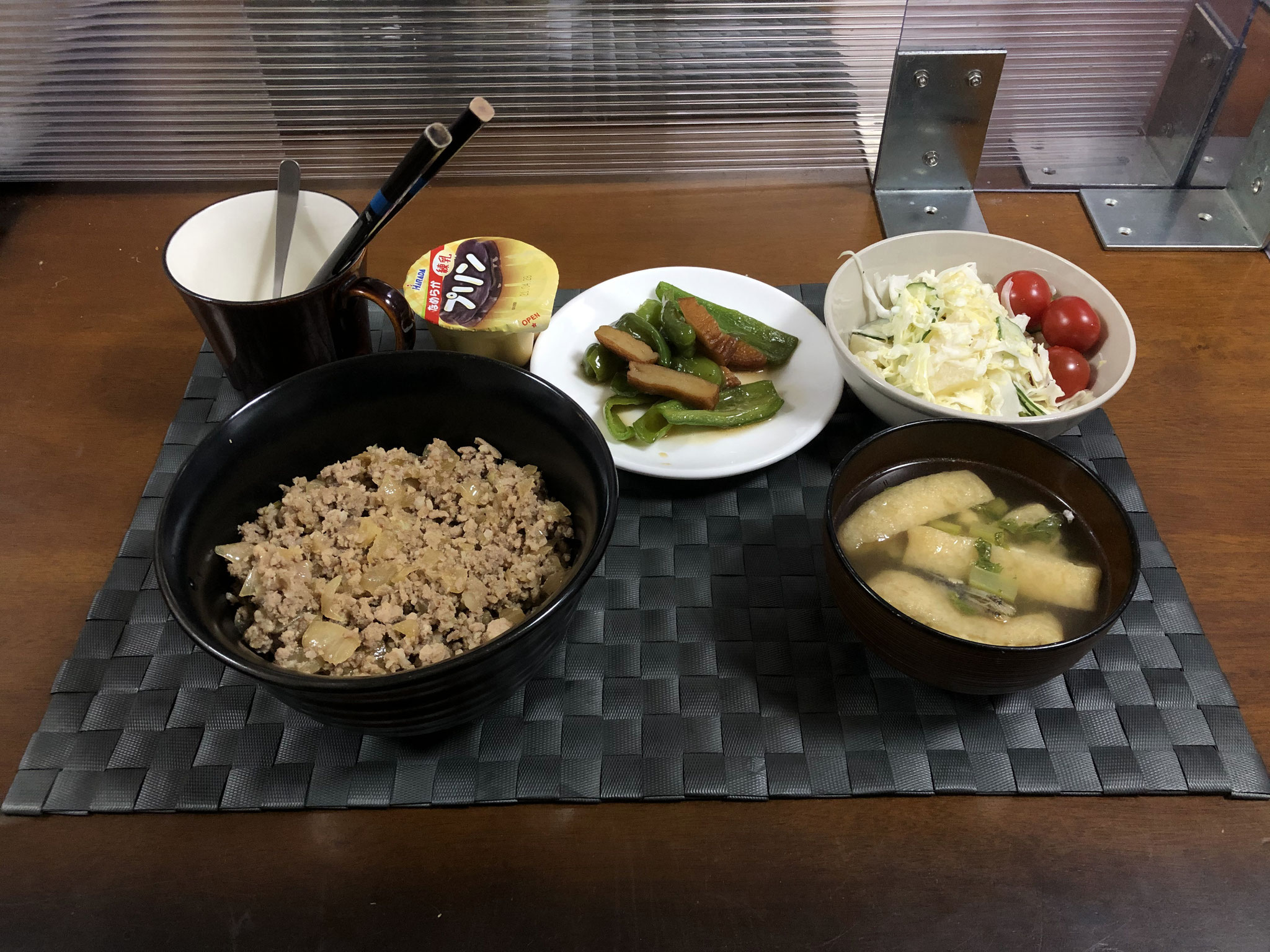 4月18日日曜日、Ohana夕食「肉そぼろ丼、さつま揚げとピーマンのきんぴら、サラダ（キャベツ、きゅうり、パイン、プチトマト）、みそ汁（油揚げ、大根の葉）、プリン」