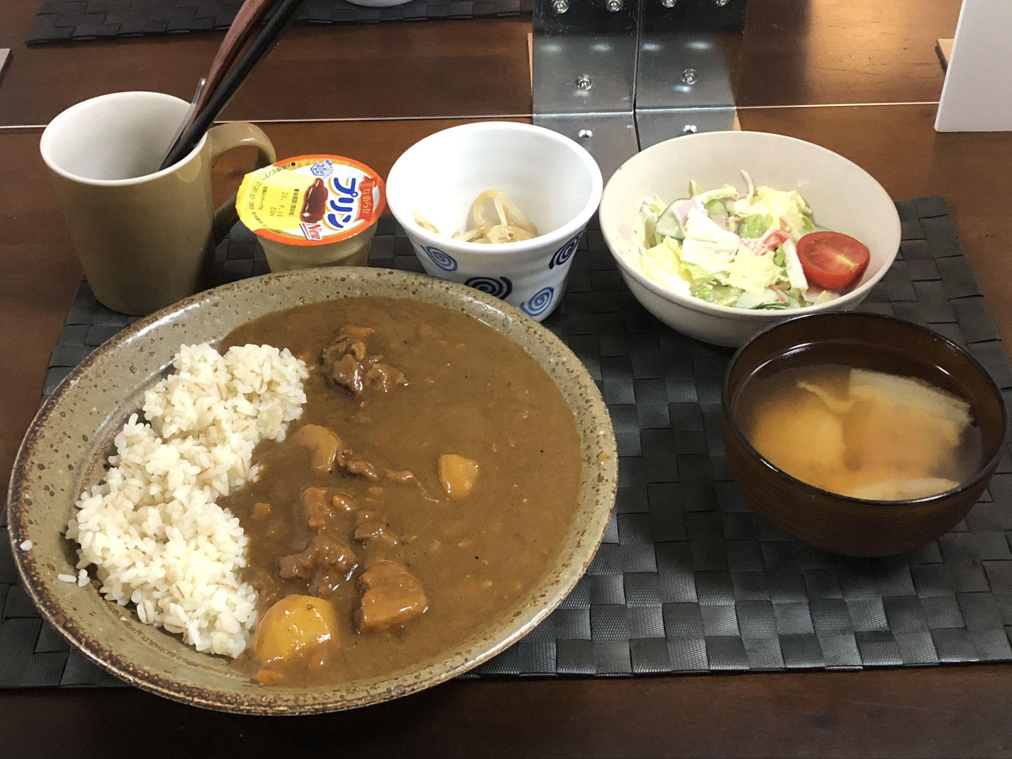 8月17日月曜日、Ohana朝食「カレーライス、サラダ（白菜、ハム、カニカマ、プチトマト）、みそ汁（白菜）、もやしのナムル、プリン」