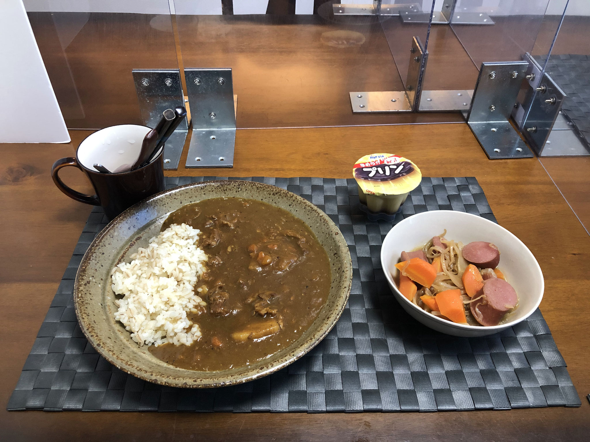 11月2日月曜日、Ohana朝食「カレーライス、野菜炒め（人参、もやし、玉ねぎ、ウインナー）、プリン」