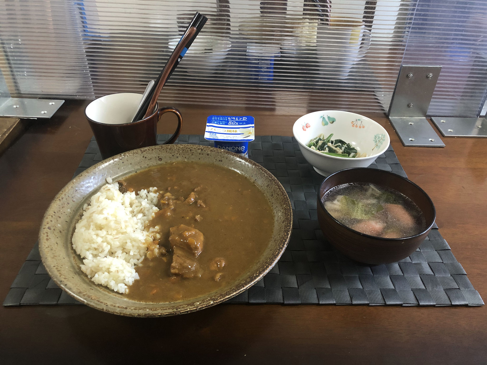 5月10日月曜日、Ohana朝食「ポークカレーライス、野菜スープ（チンゲン菜、ねぎ、ウインナー）、ほうれん草となめ茸和え、ヨーグルト」
