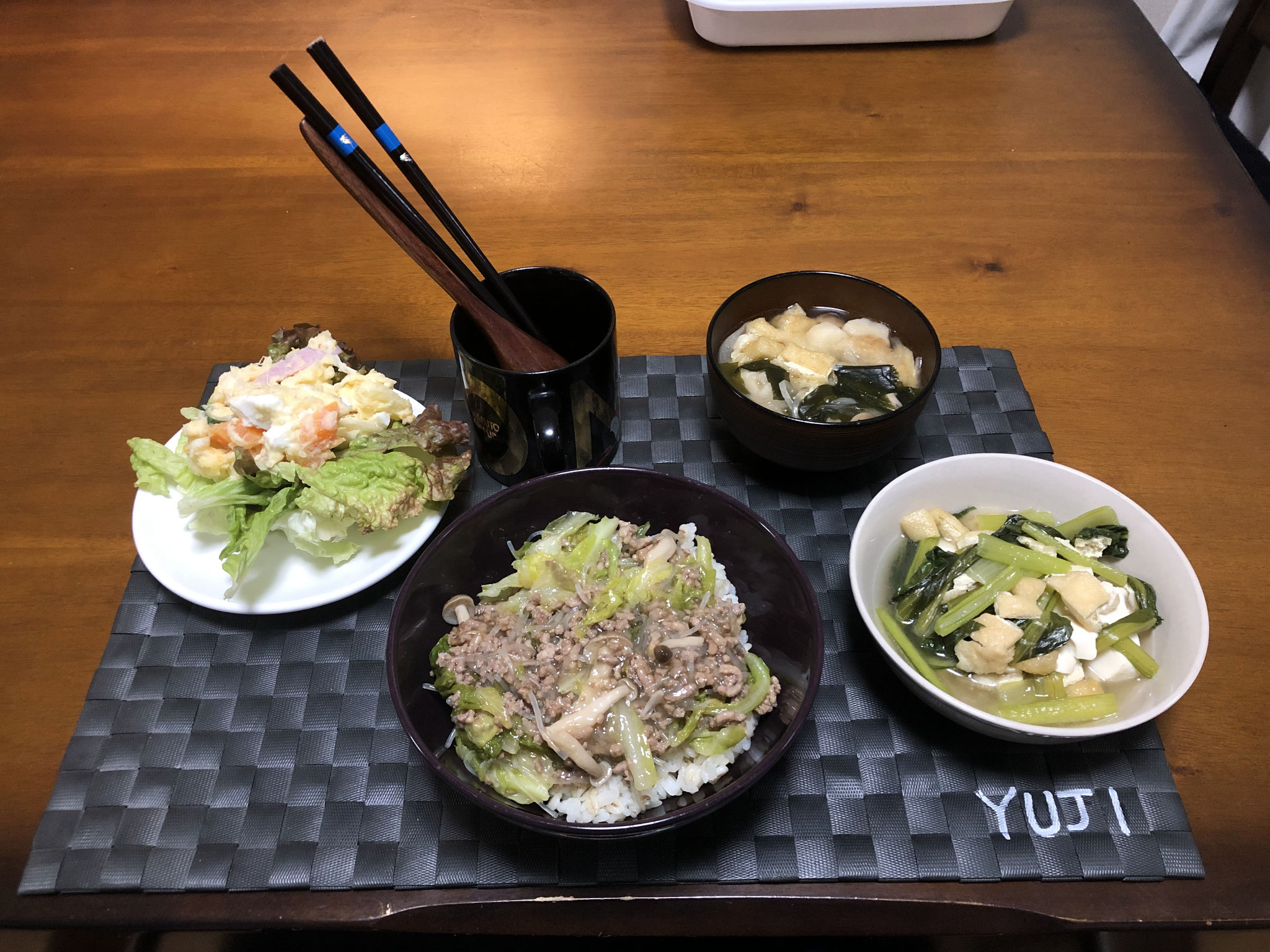 4月7日火曜日、Ohana夕食「ひき肉キャベツ丼、ポテトサラダ、サニーレタス、小松菜の煮浸し、みそ汁（油揚げ、わかめ、おふ、ねぎ）」