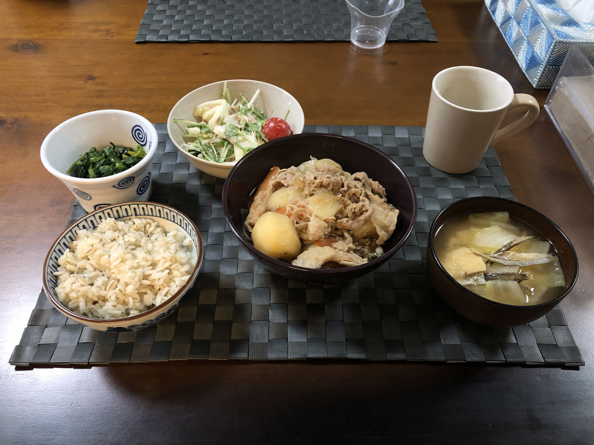 3月20日金曜日、Ohana朝食「肉じゃが（人参、糸こんにゃく、生姜）、サラダ（水菜、白菜、カニカマ、プチトマト）、みそ汁（白菜、油揚げ）、ほうれん草の胡麻和え」