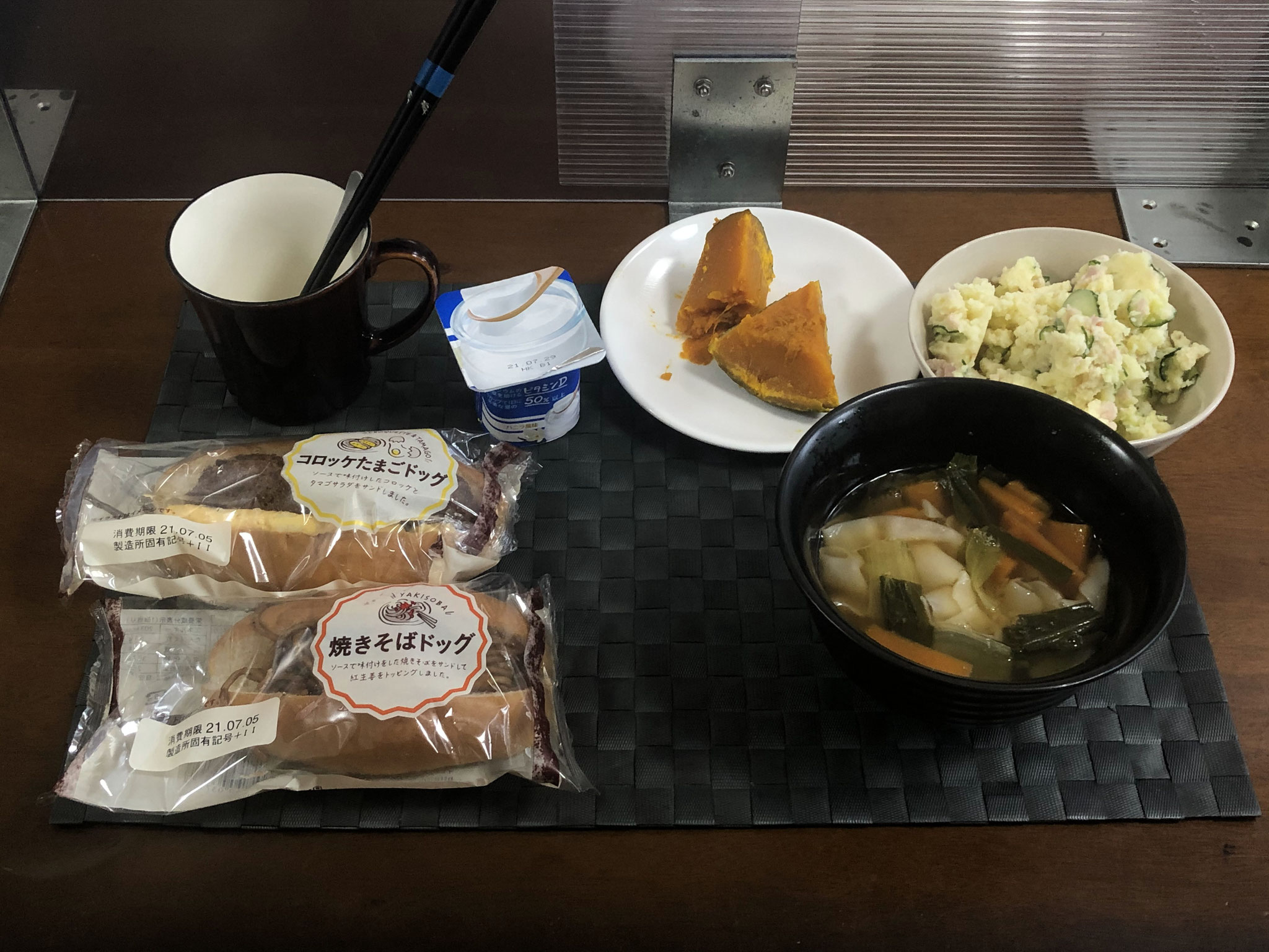 7月4日日曜日、Ohana朝食「ポテトサラダ、野菜入りワンタンスープ、かぼちゃの甘煮、総菜パン2個、ヨーグルト」
